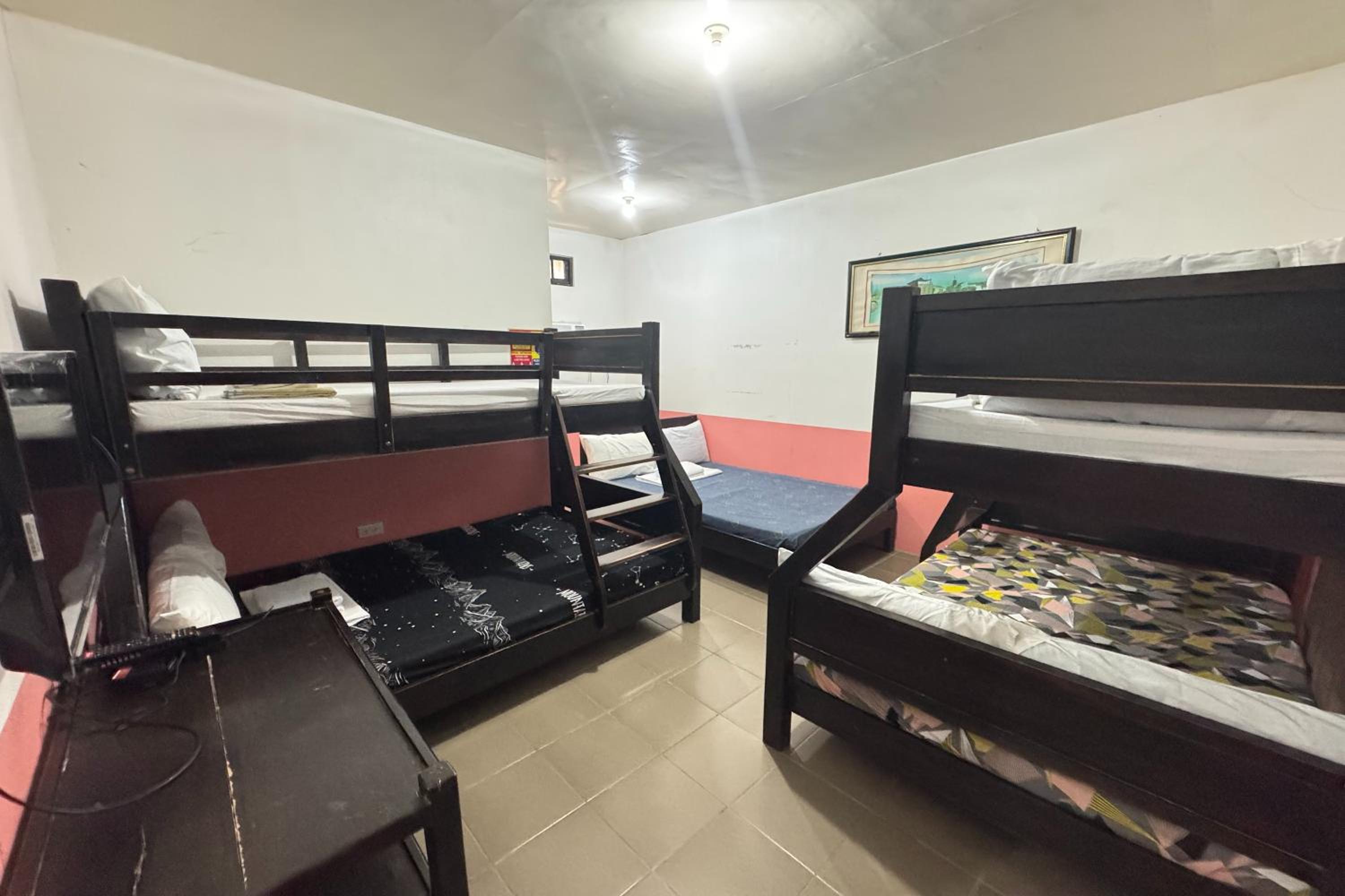 8-Bed Mixed Dormitory Room photo 3