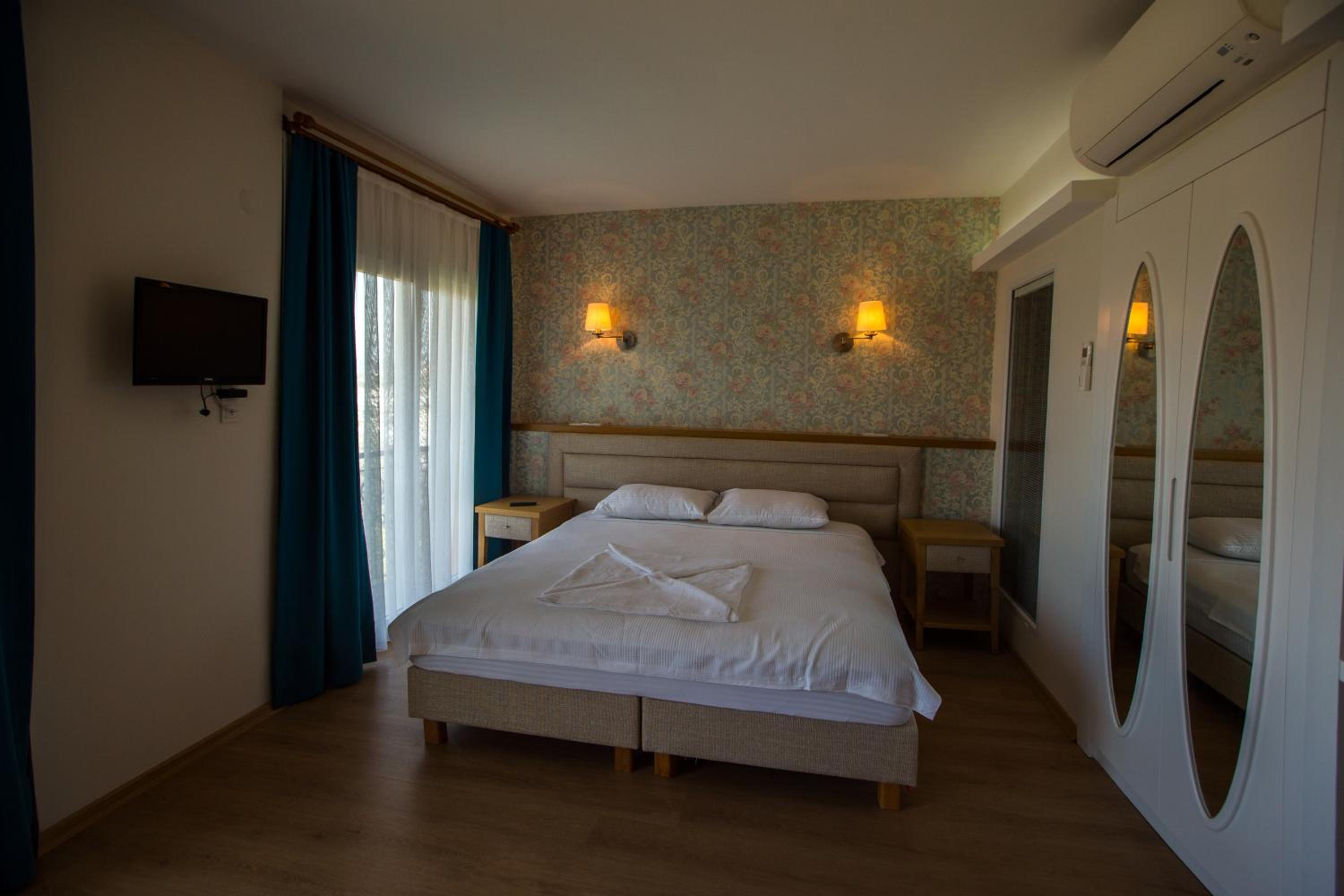 Deluxe Double Room with Balcony and Sea View - Photo 10