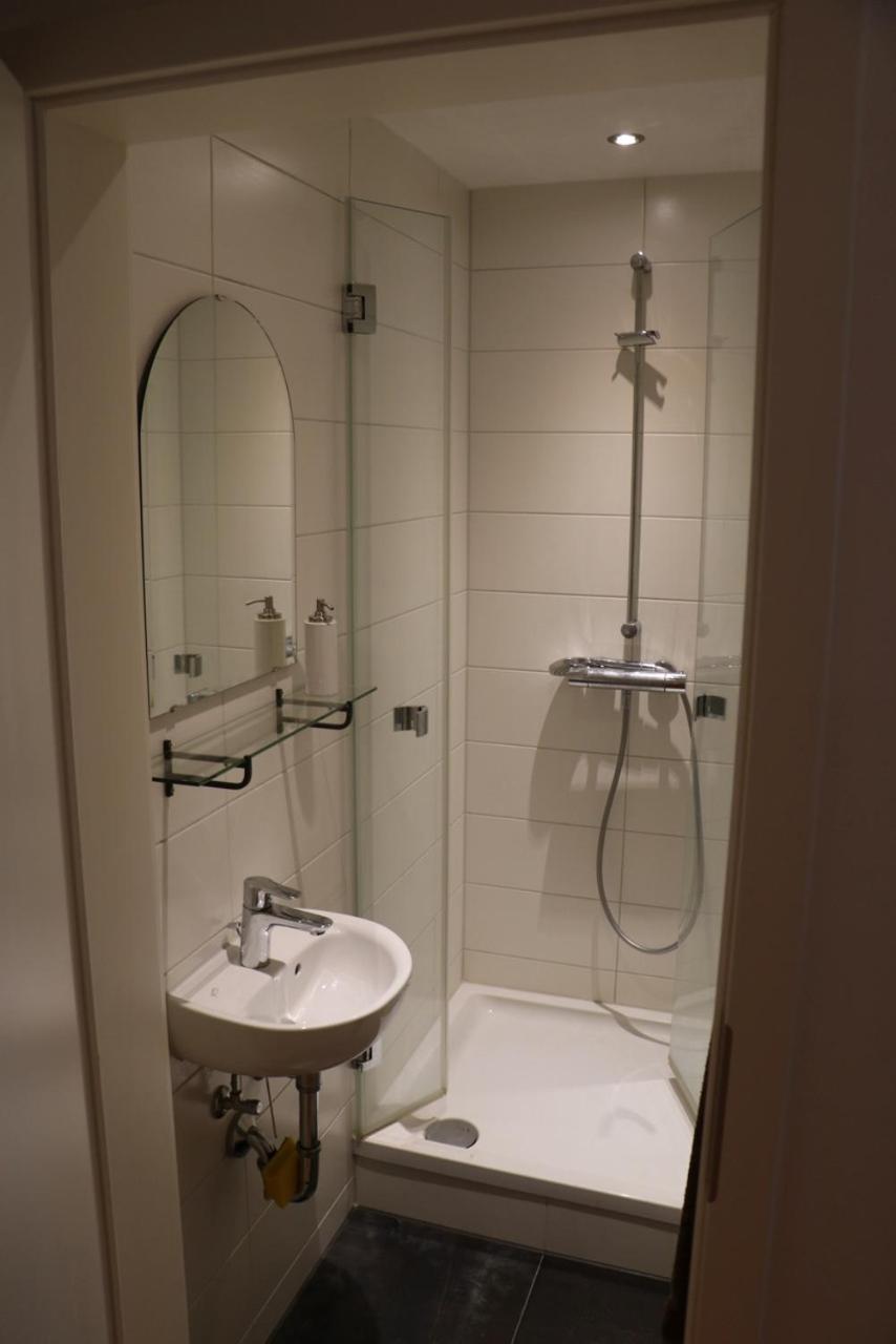 Standard Twin Room with Shared Bathroom photo 3