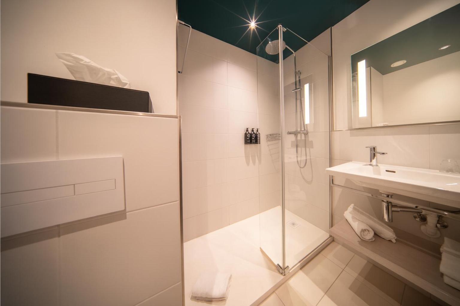 Deluxe King Room with Park View - Photo 7