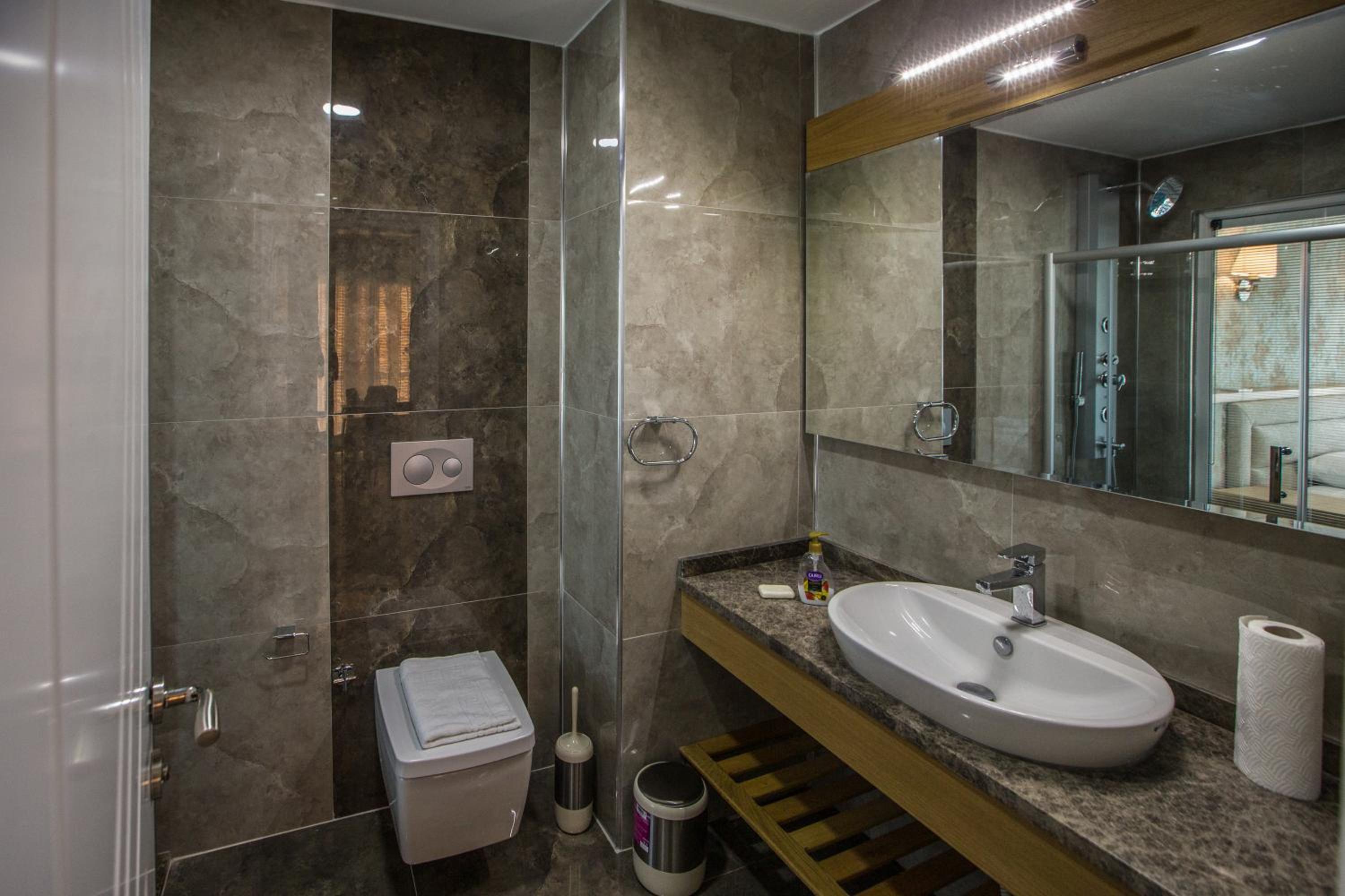 Deluxe Double Room with Balcony and Sea View - Photo 17