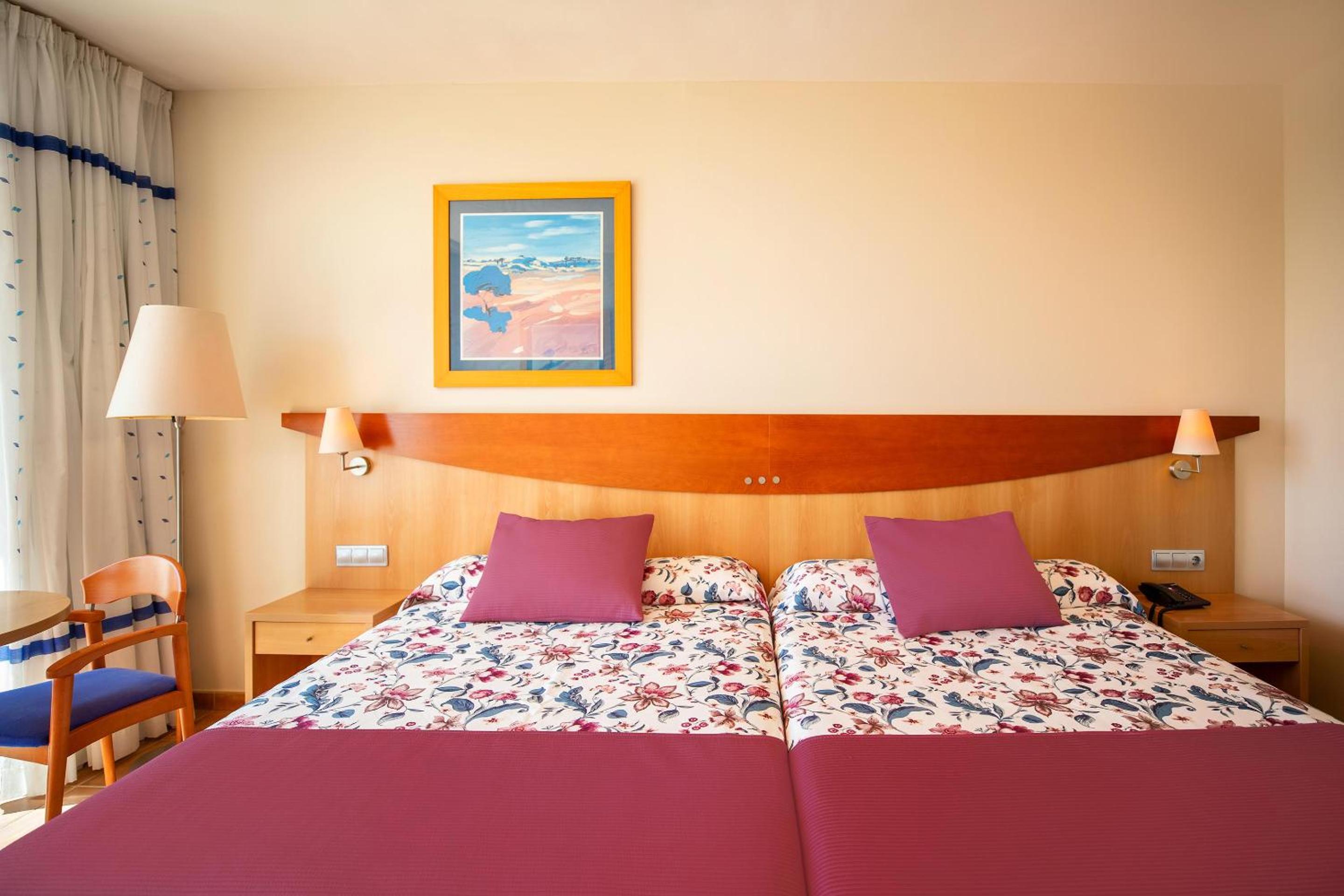 Double Room with Two Double Beds (3 Adultos + 1 Child) Double Room with Two Double Beds (3 Adultos + 1 Child)