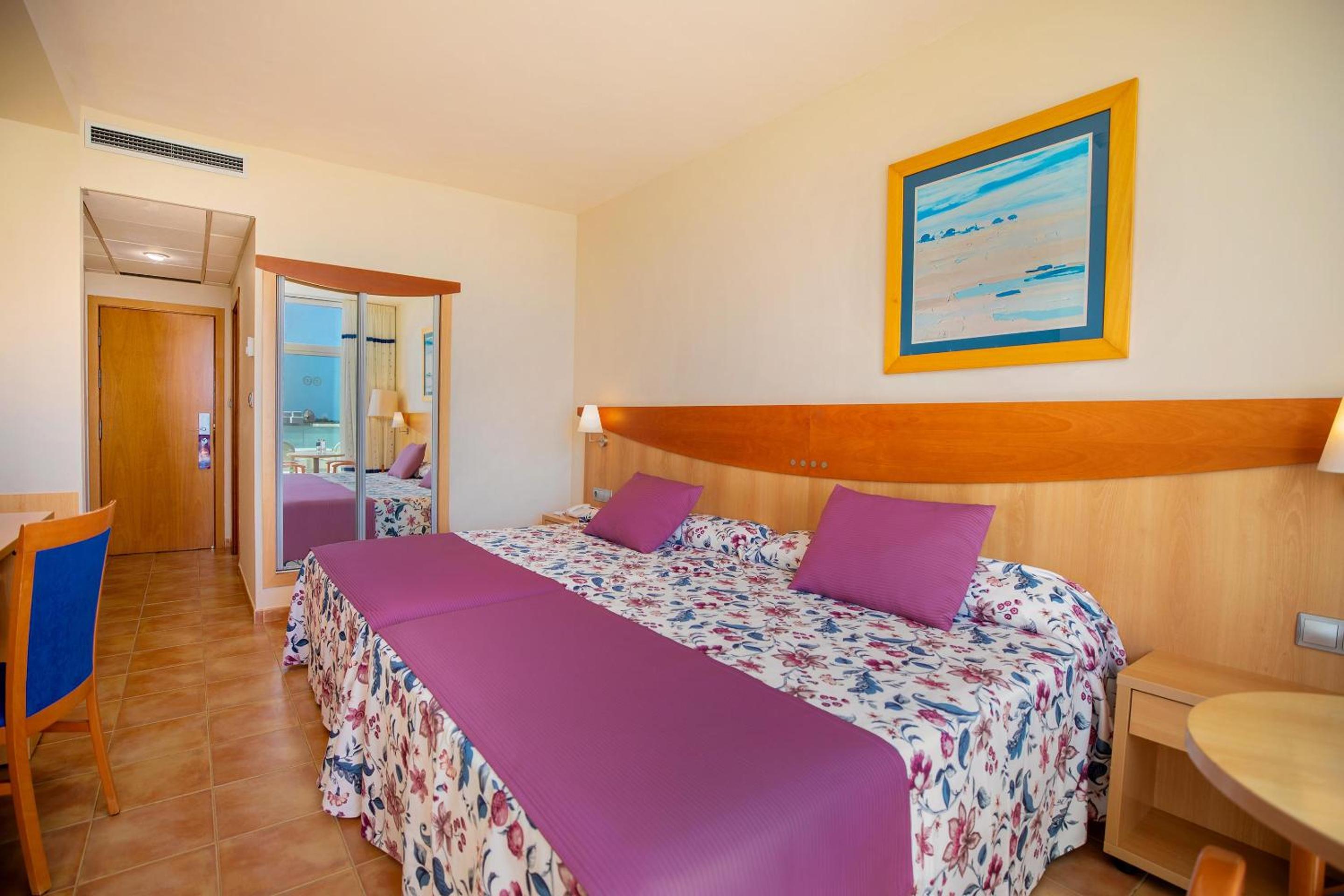 Double Room with Two Double Beds (3 Adultos + 1 Child) Double Room with Two Double Beds (3 Adultos + 1 Child)