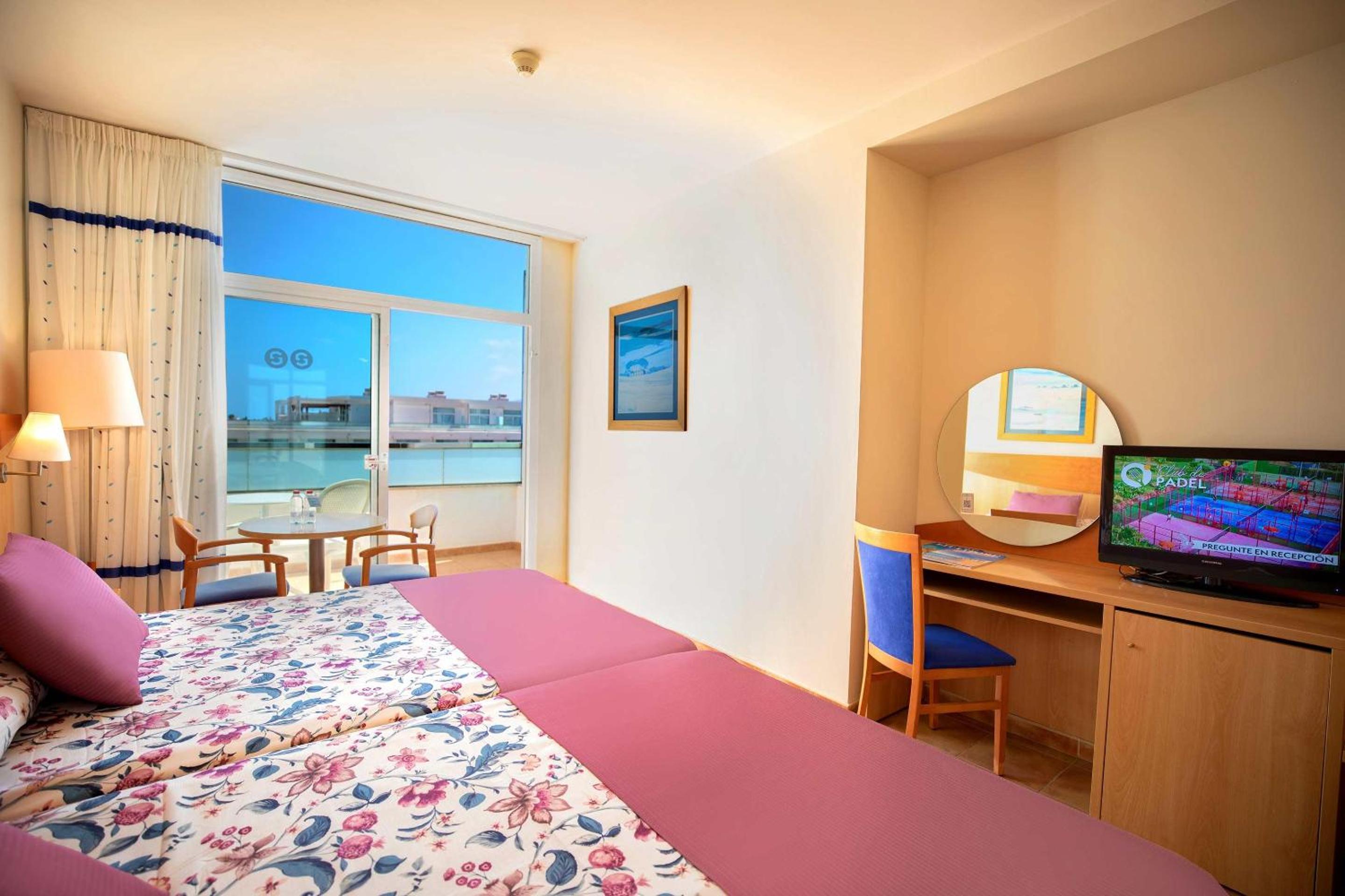 Double Room with Two Double Beds (3 Adultos + 1 Child) Double Room with Two Double Beds (3 Adultos + 1 Child)