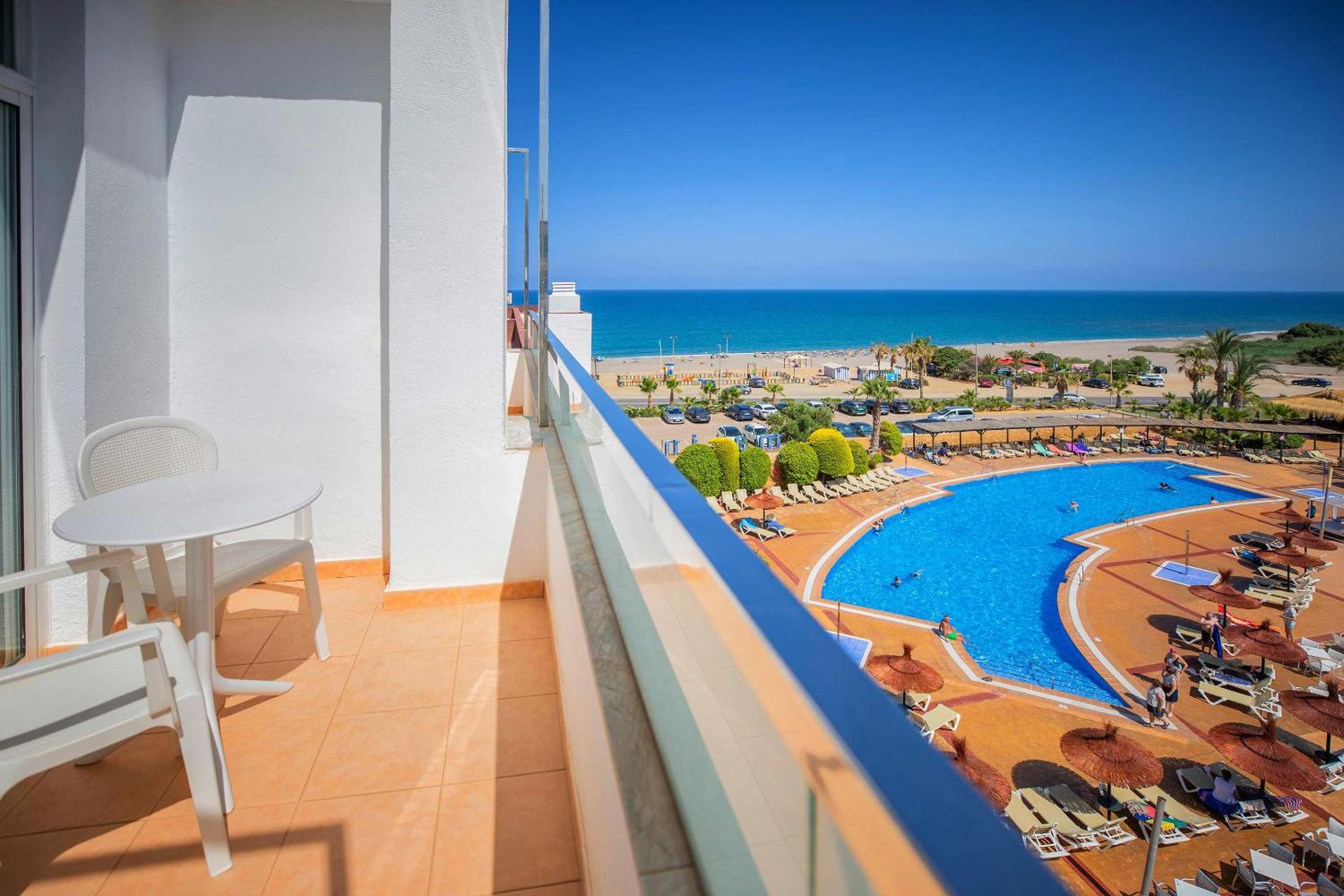Double Room with Two Double Beds (3 Adultos + 1 Child) Double Room with Two Double Beds (3 Adultos + 1 Child)