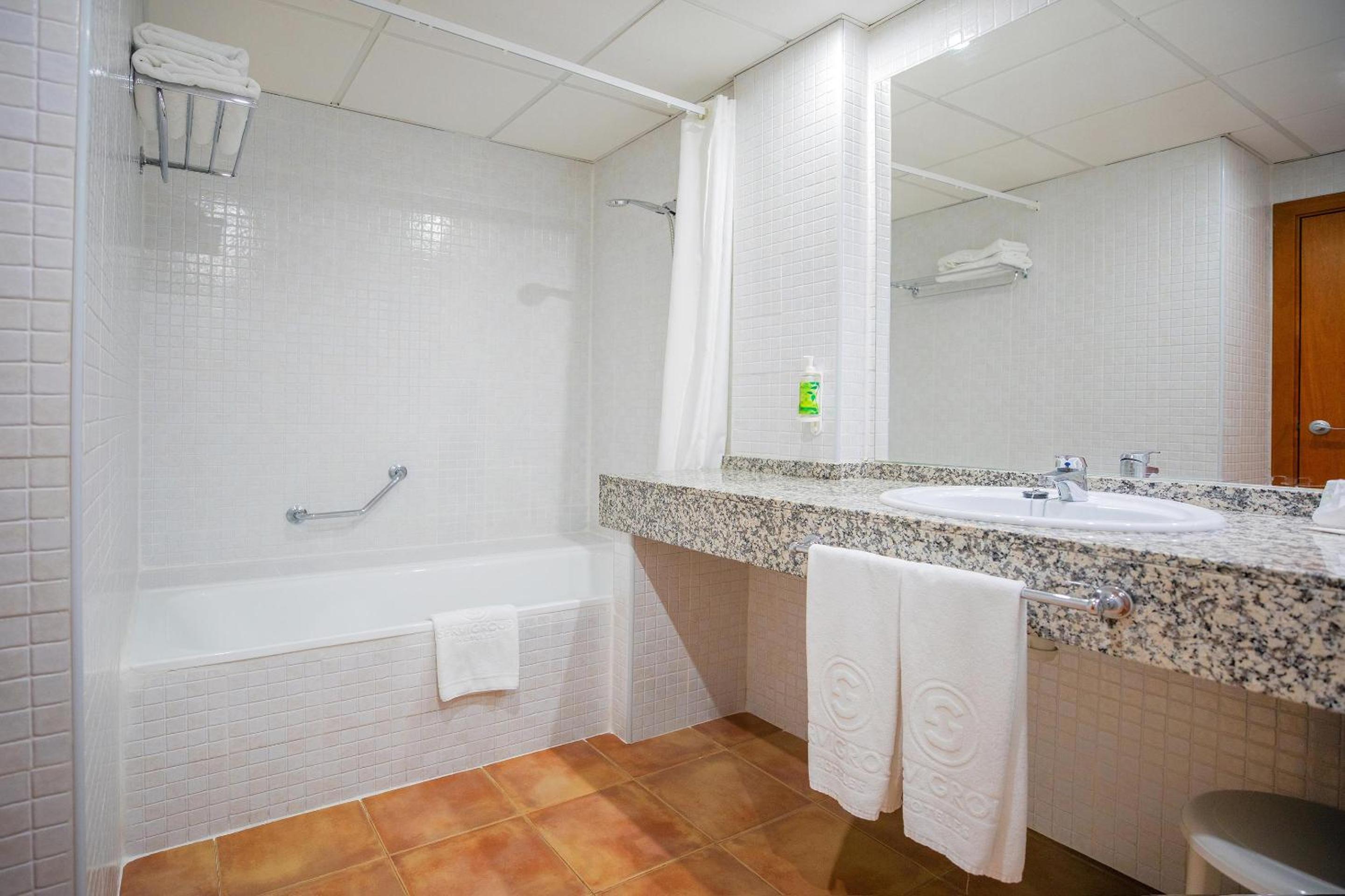 Twin Room with Sea View (3 Adultos + 1 Child) Twin Room with Sea View (3 Adultos + 1 Child)