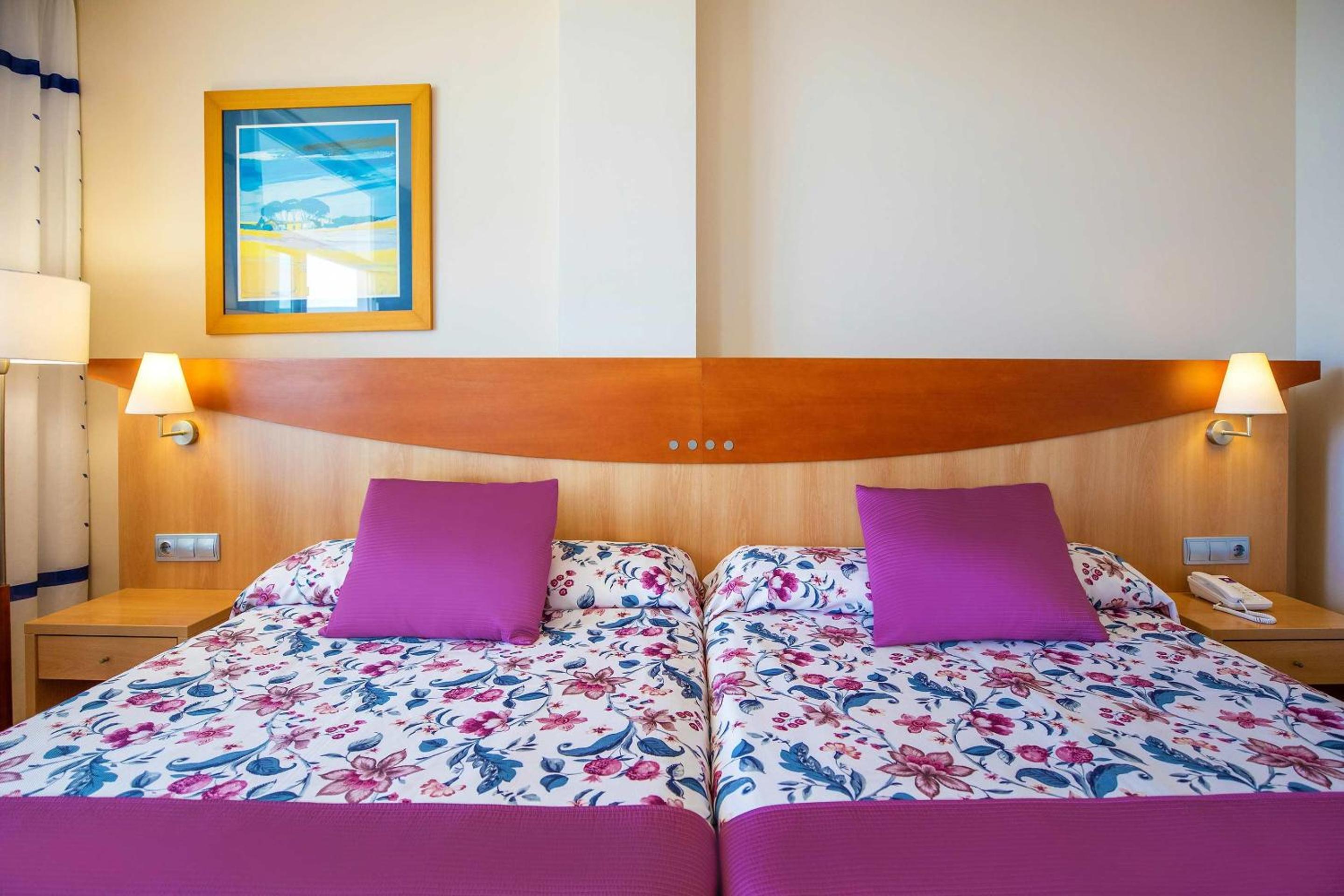 Twin Room with Sea View (3 Adultos + 1 Child) Twin Room with Sea View (3 Adultos + 1 Child)