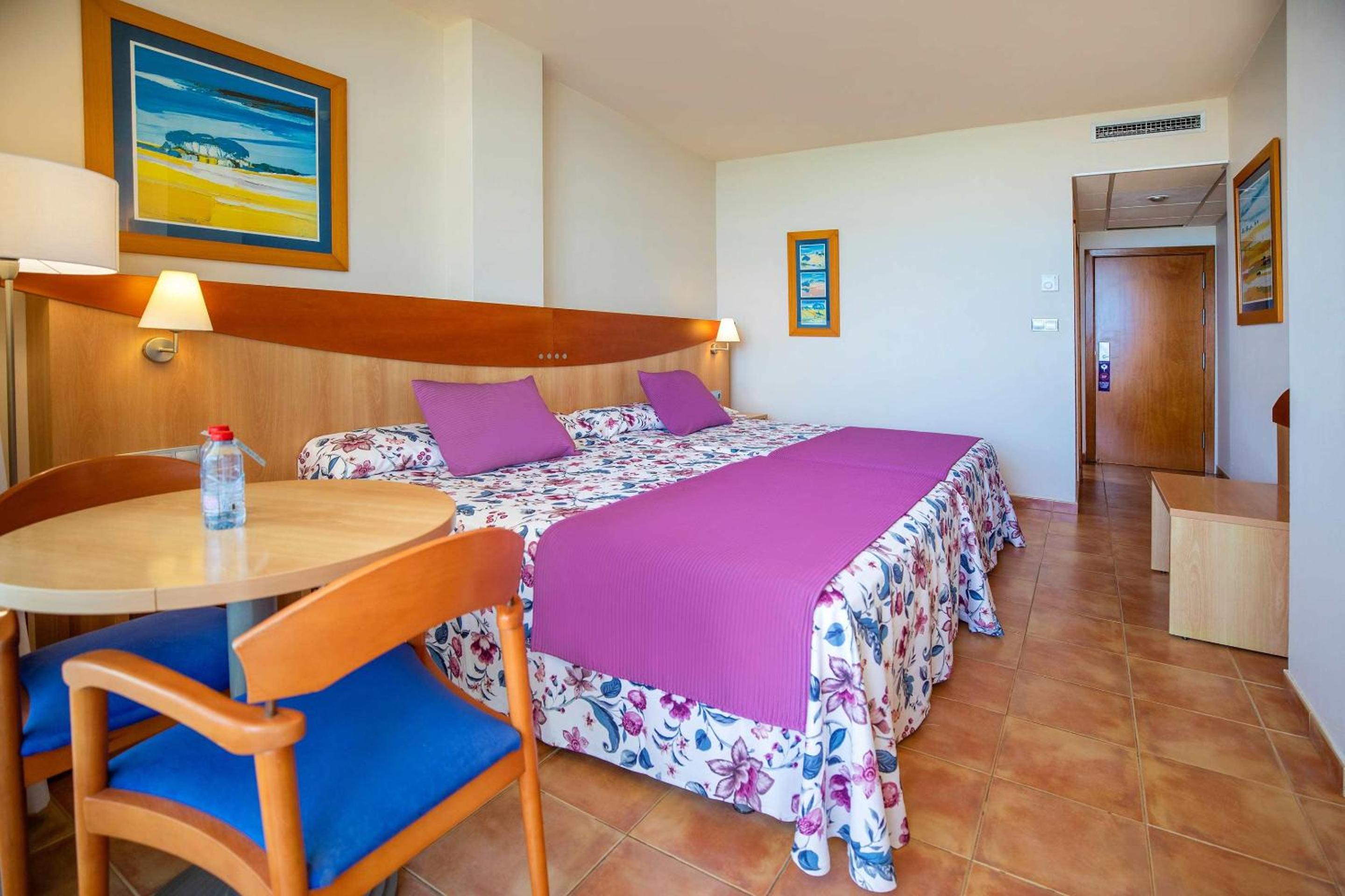 Twin Room with Sea View (3 Adultos + 1 Child) Twin Room with Sea View (3 Adultos + 1 Child)