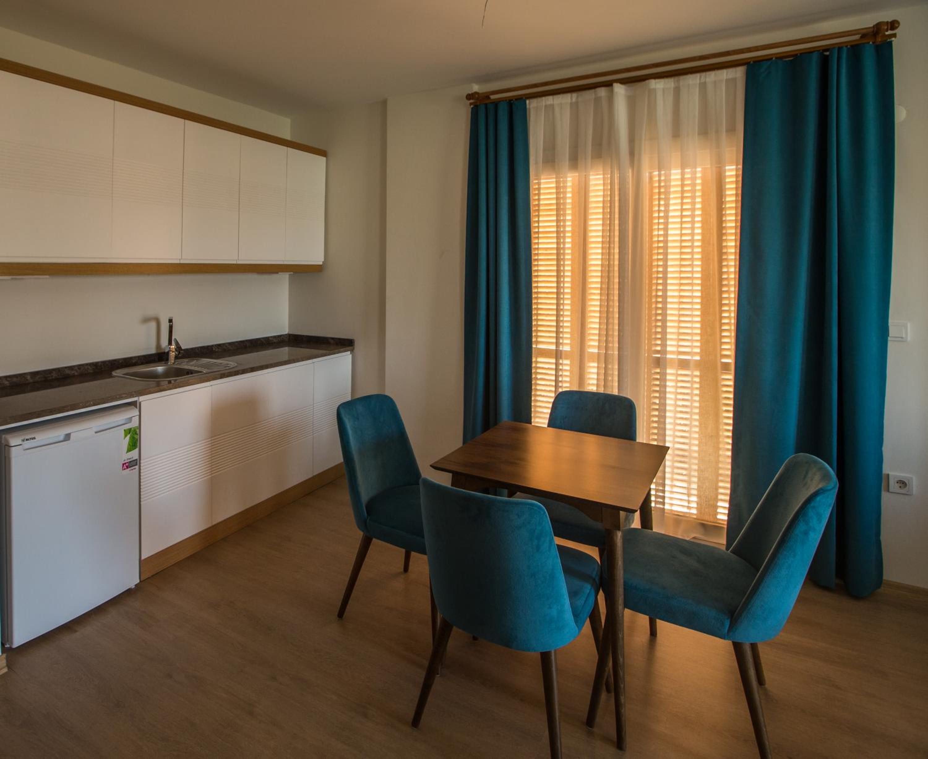 Deluxe Double Room with Balcony and Sea View - Photo 18