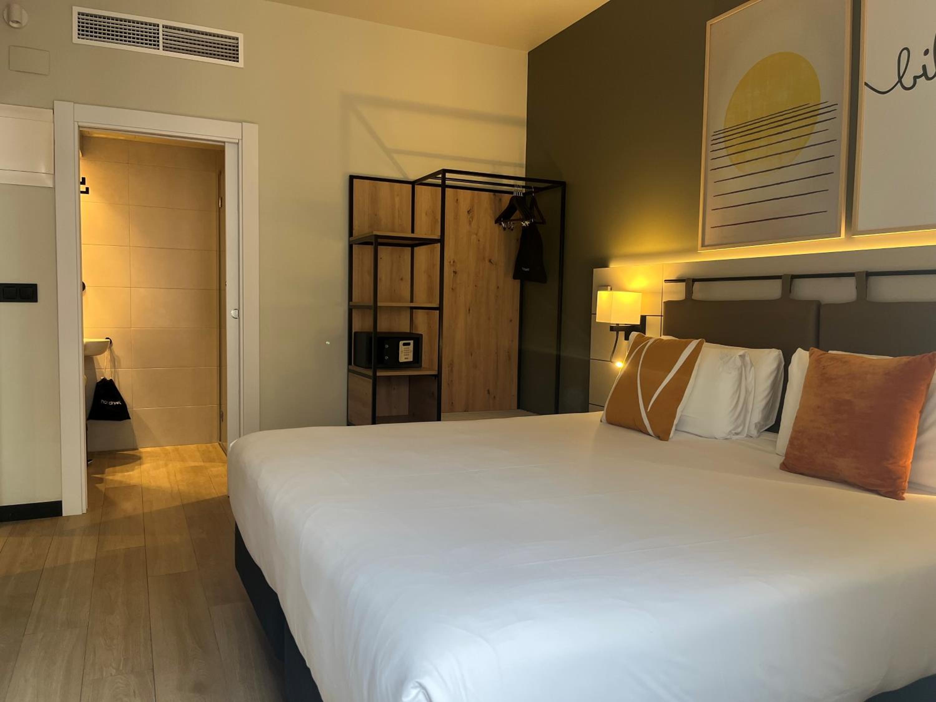 One-Bedroom Suite - Photo 3