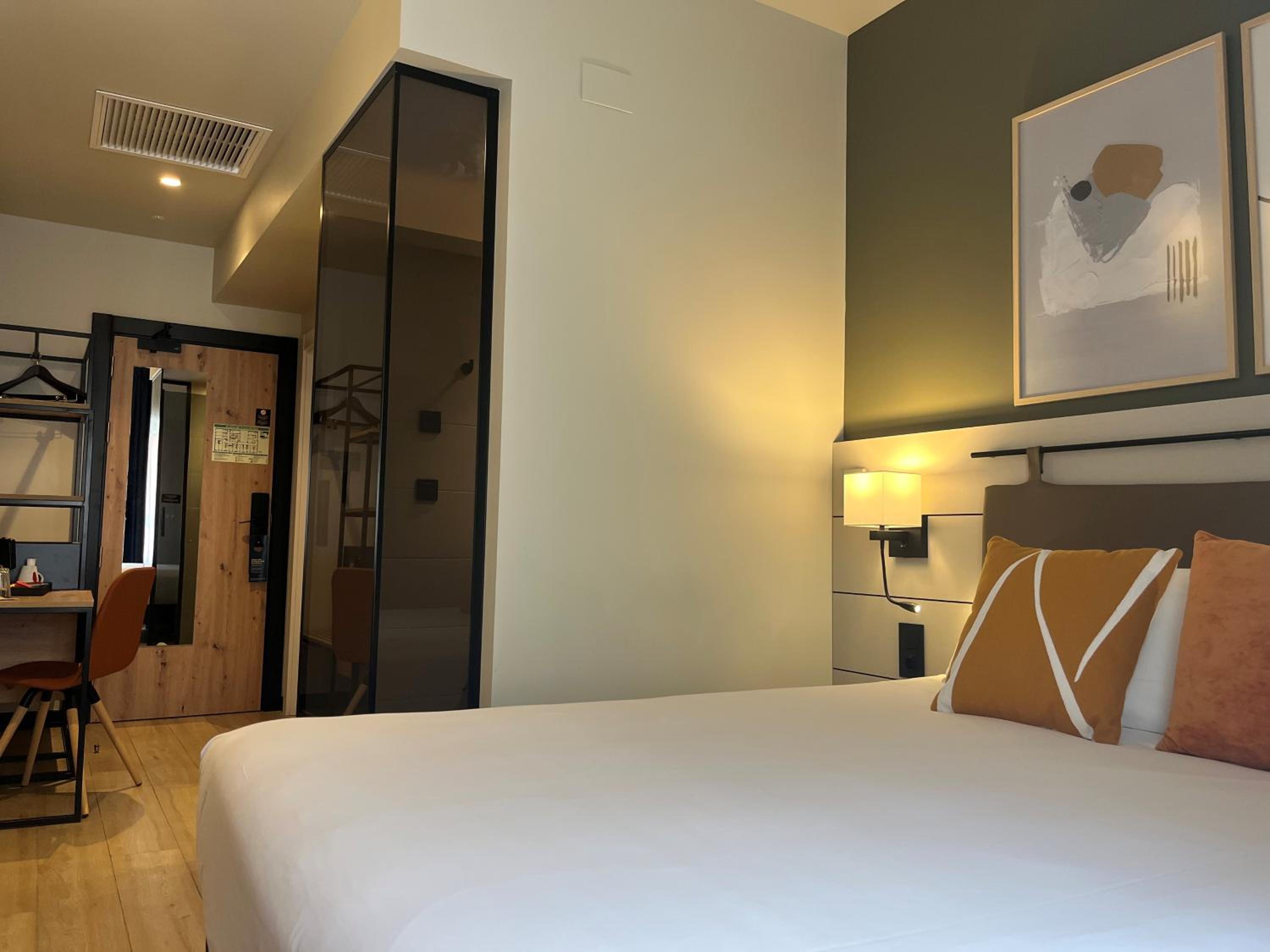 Cozy Queen Room - Photo 4