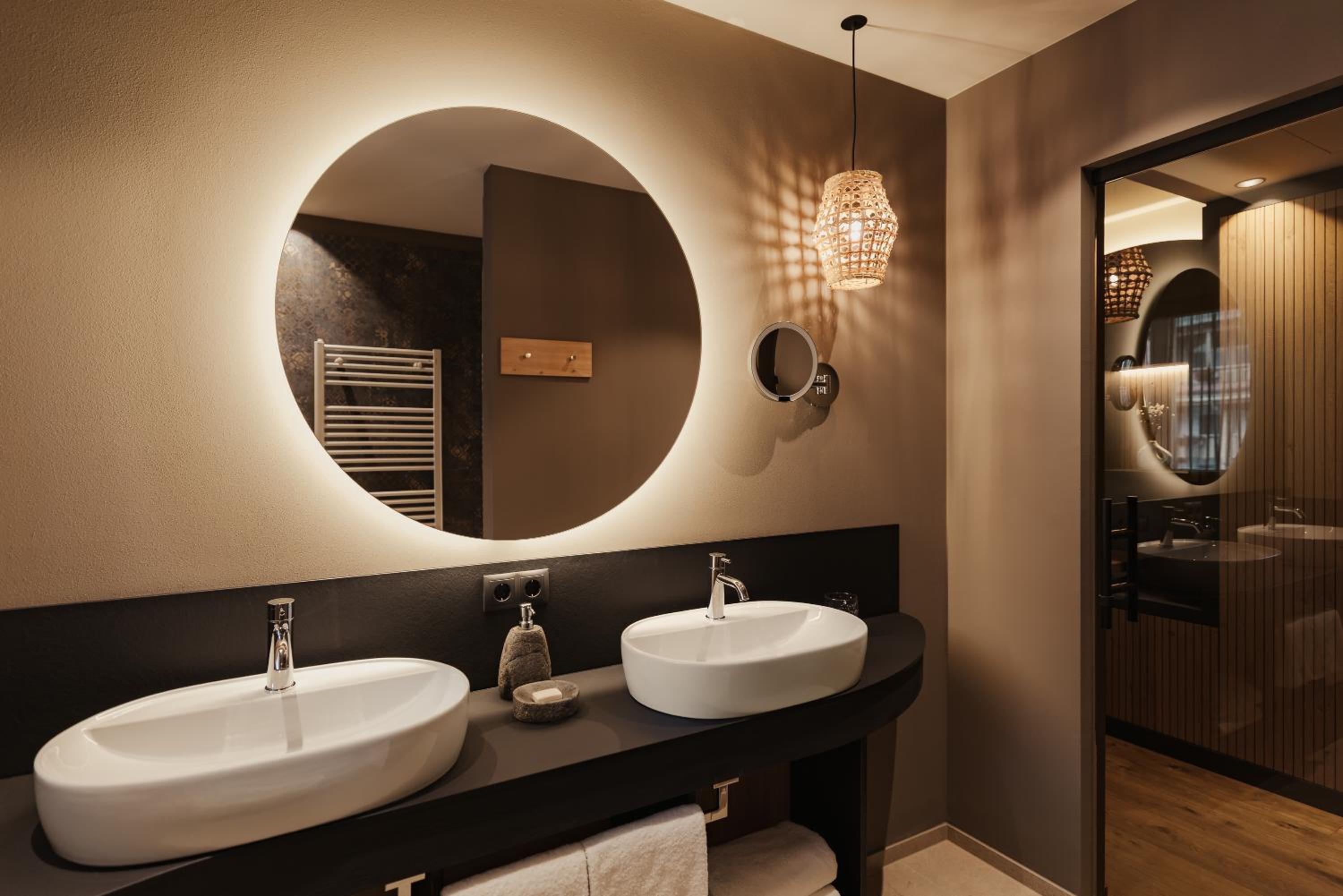 Deluxe Double or Twin Room with Spa Bath - Photo 2