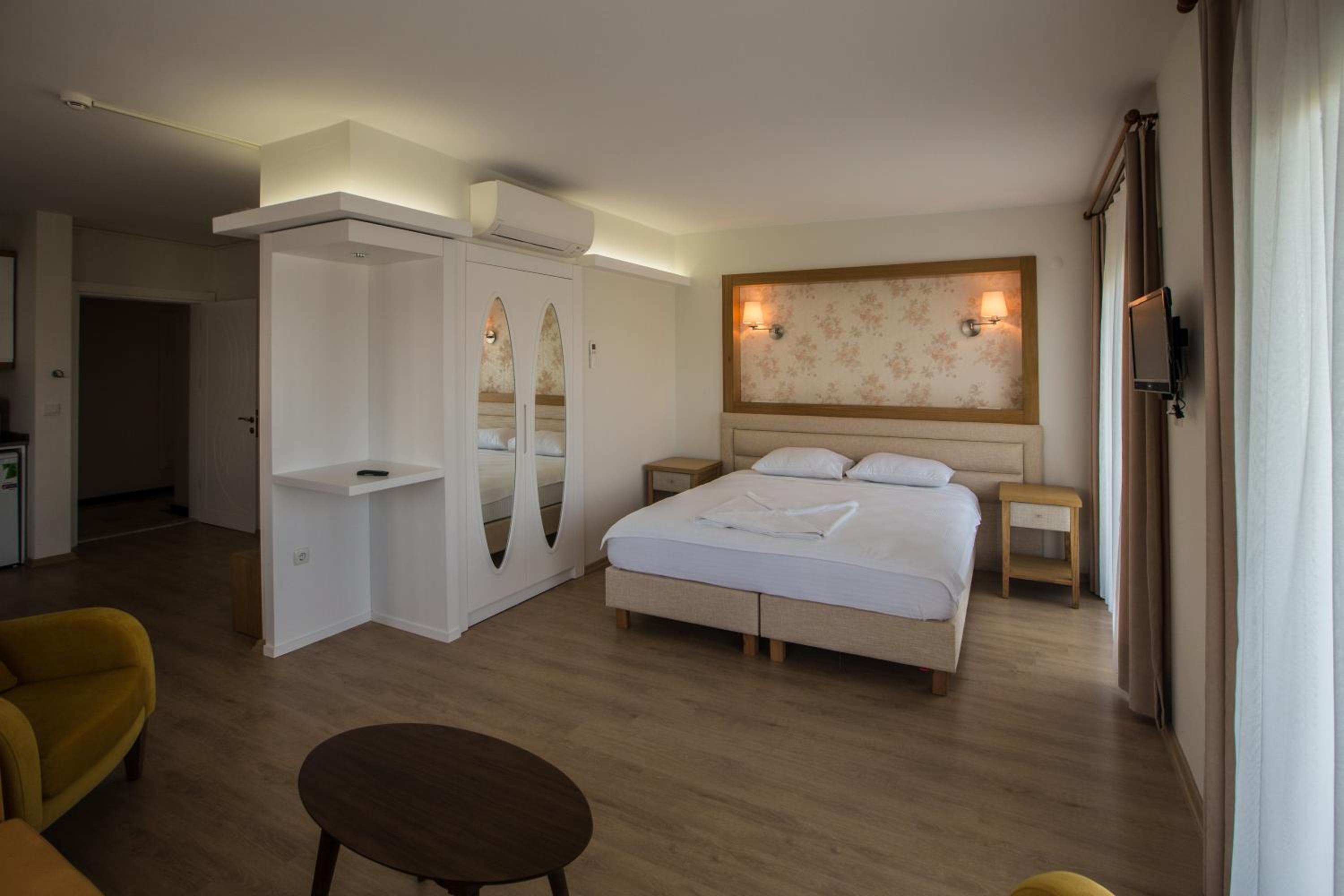 Deluxe Double Room with Balcony and Sea View - Photo 19