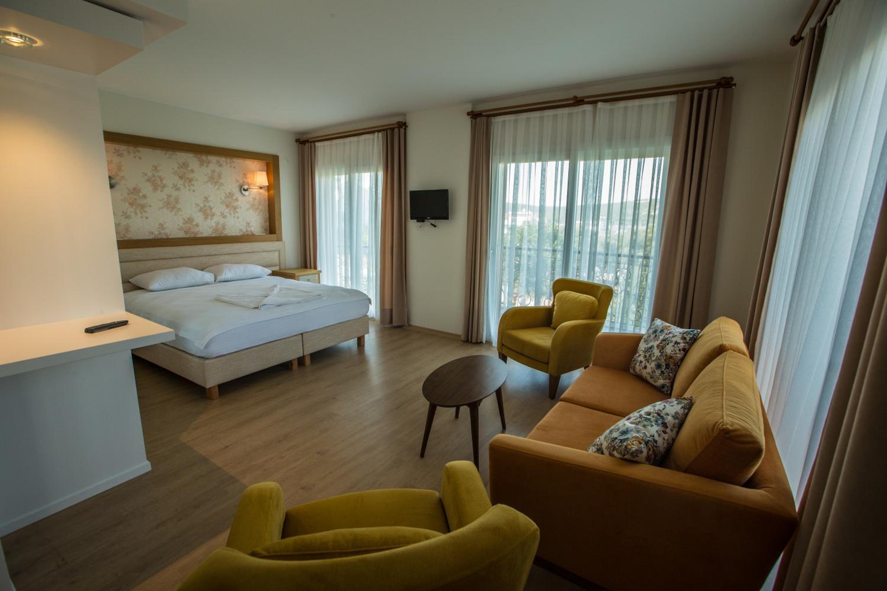 Deluxe Double Room with Balcony and Sea View - Photo 26