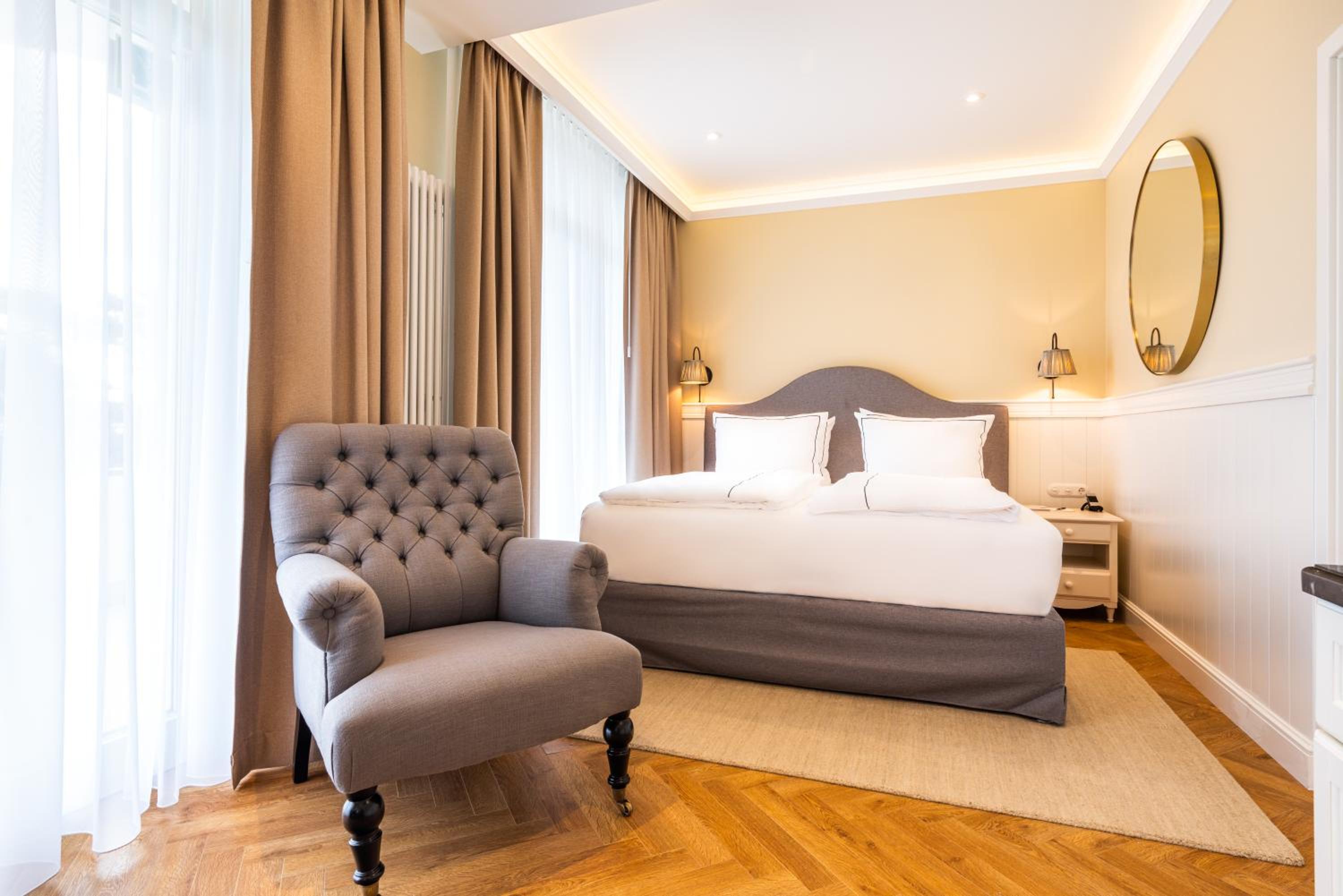 Suite with Lounge Access