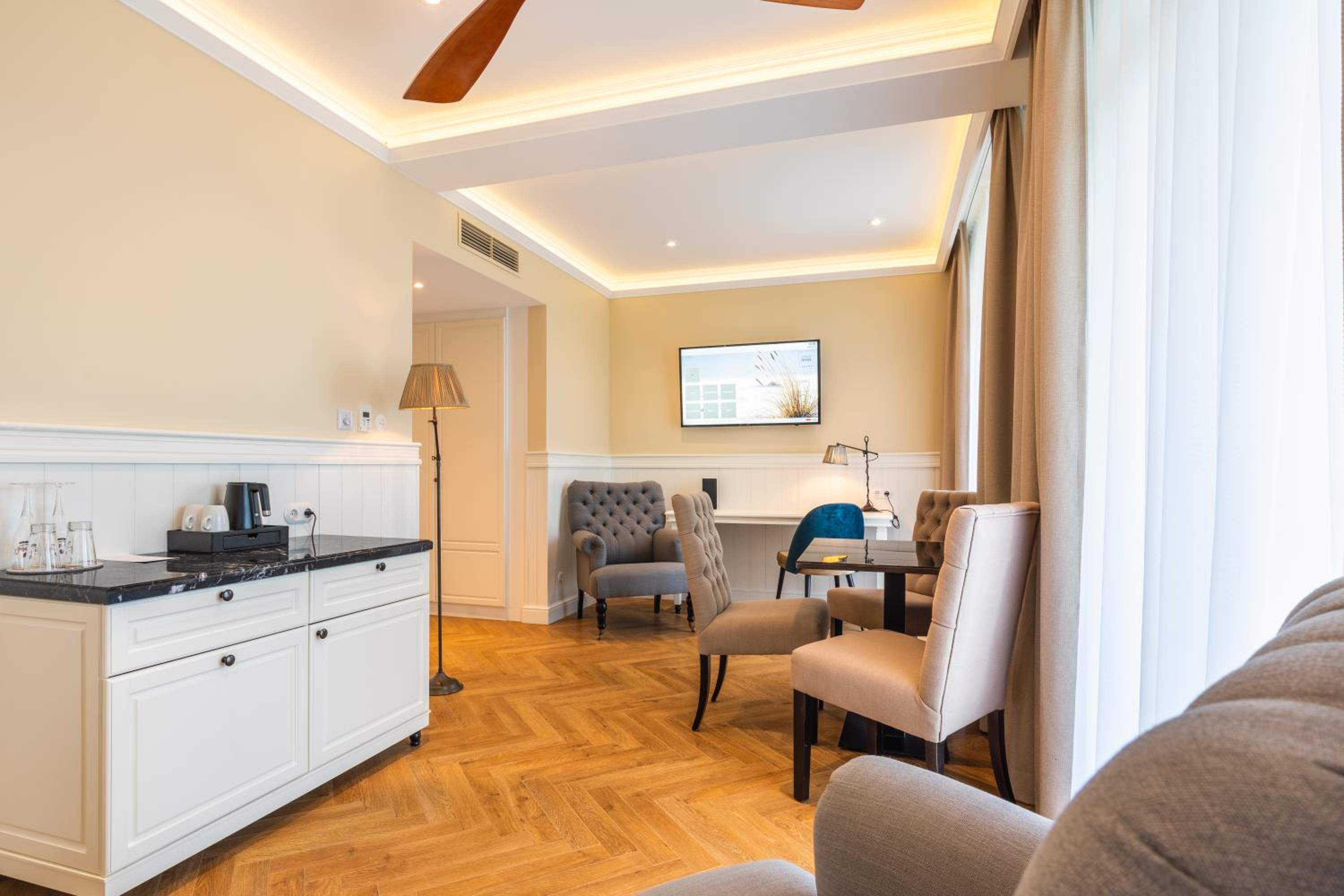 Suite with Lounge Access