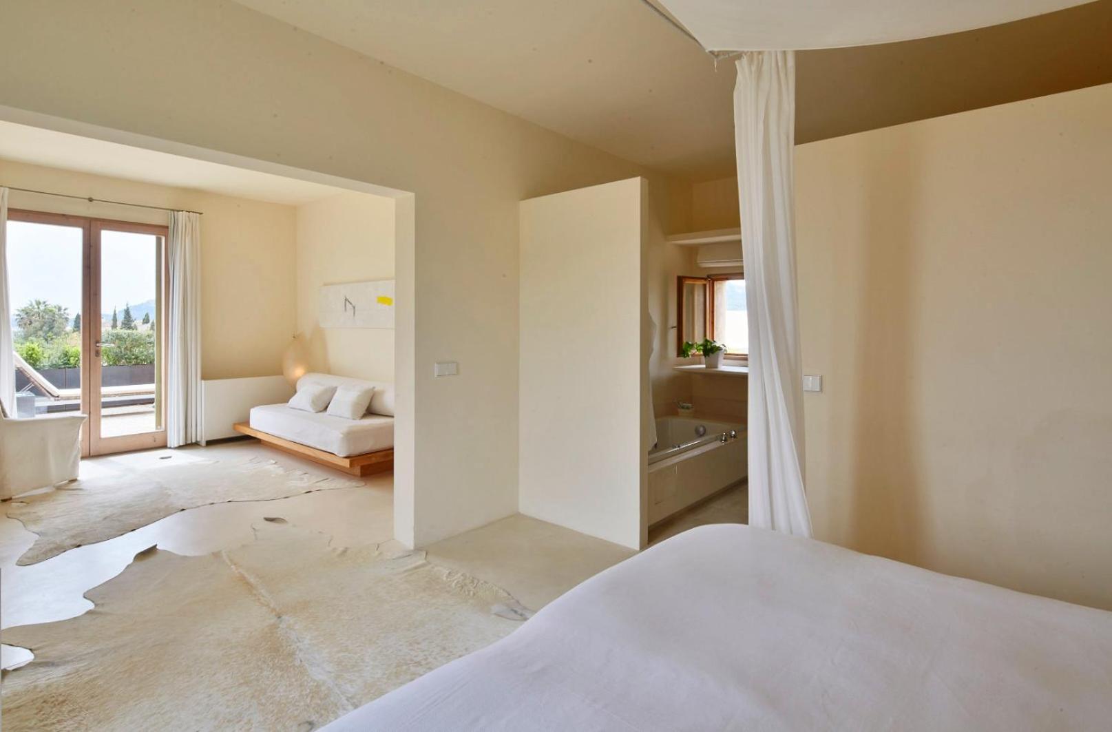 Deluxe Suite with Spa Bath
