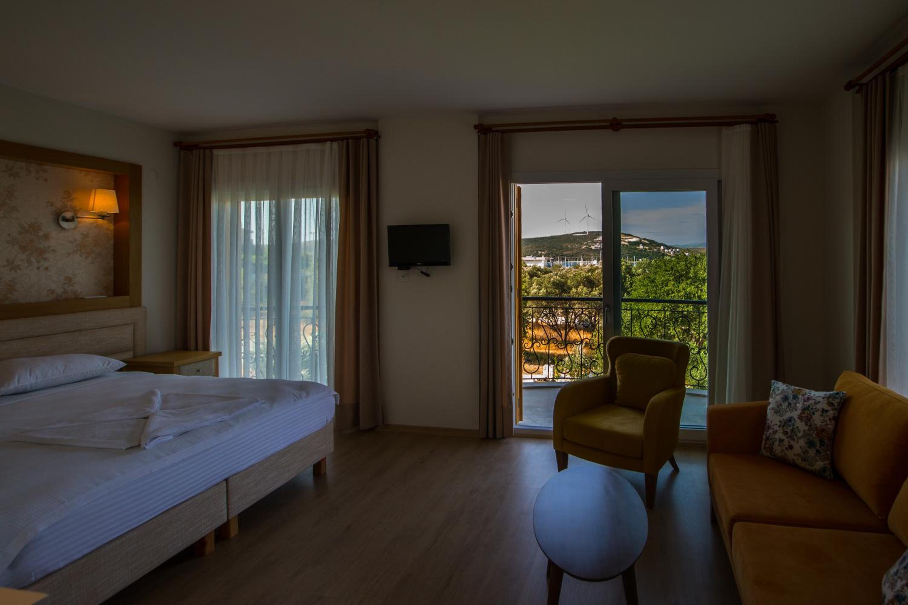 Deluxe Double Room with Balcony and Sea View - Photo 20