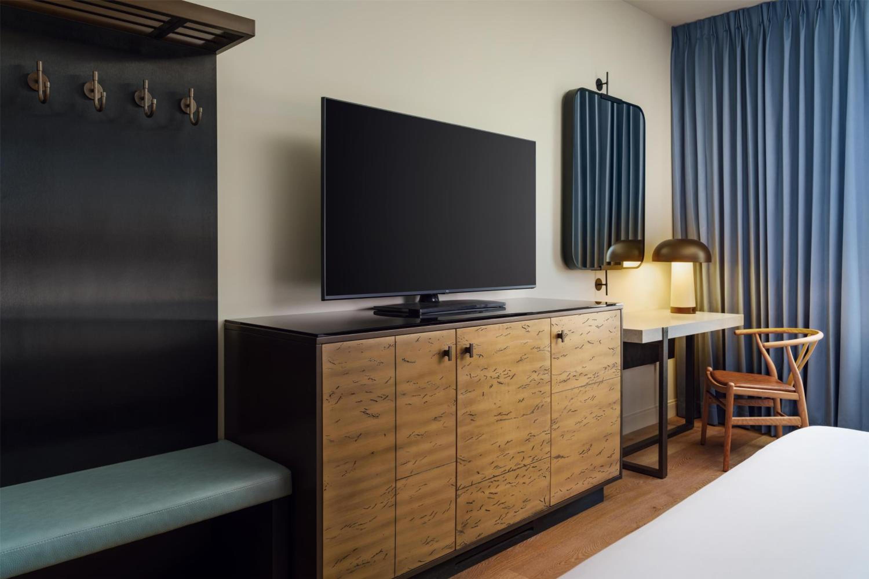 Family Room - Photo 8