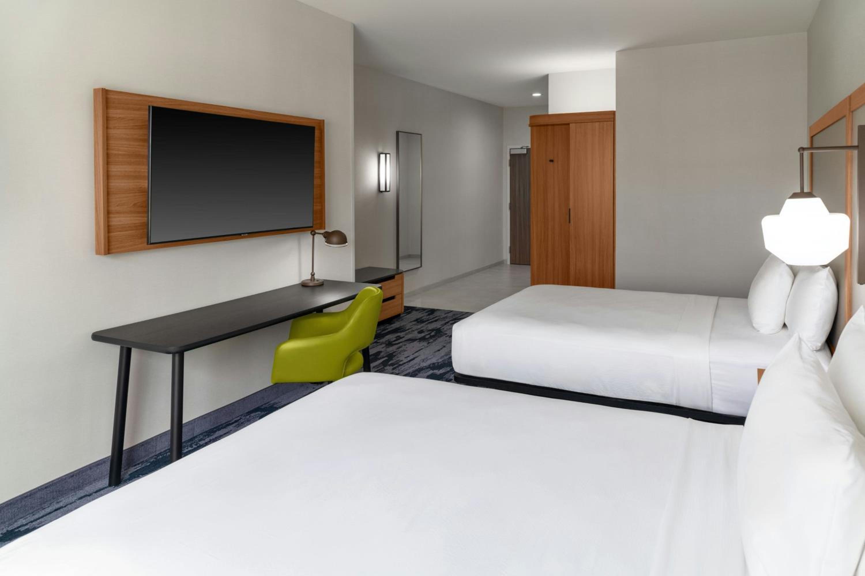 Queen Room with Two Queen Beds and Adapted Tub - Mobility Accessible - Photo 2