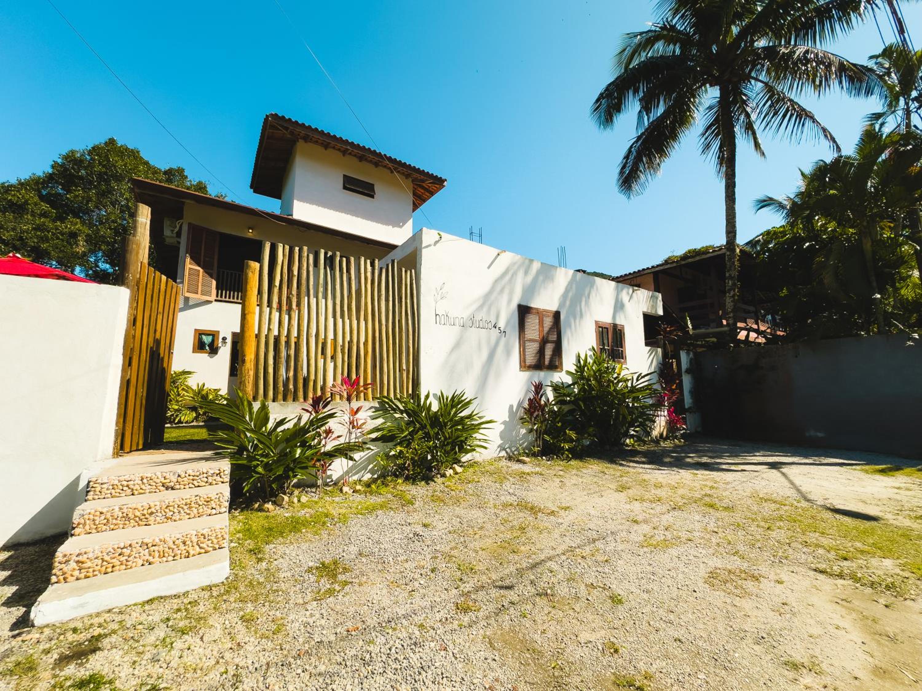 Five-Bedroom House photo 1