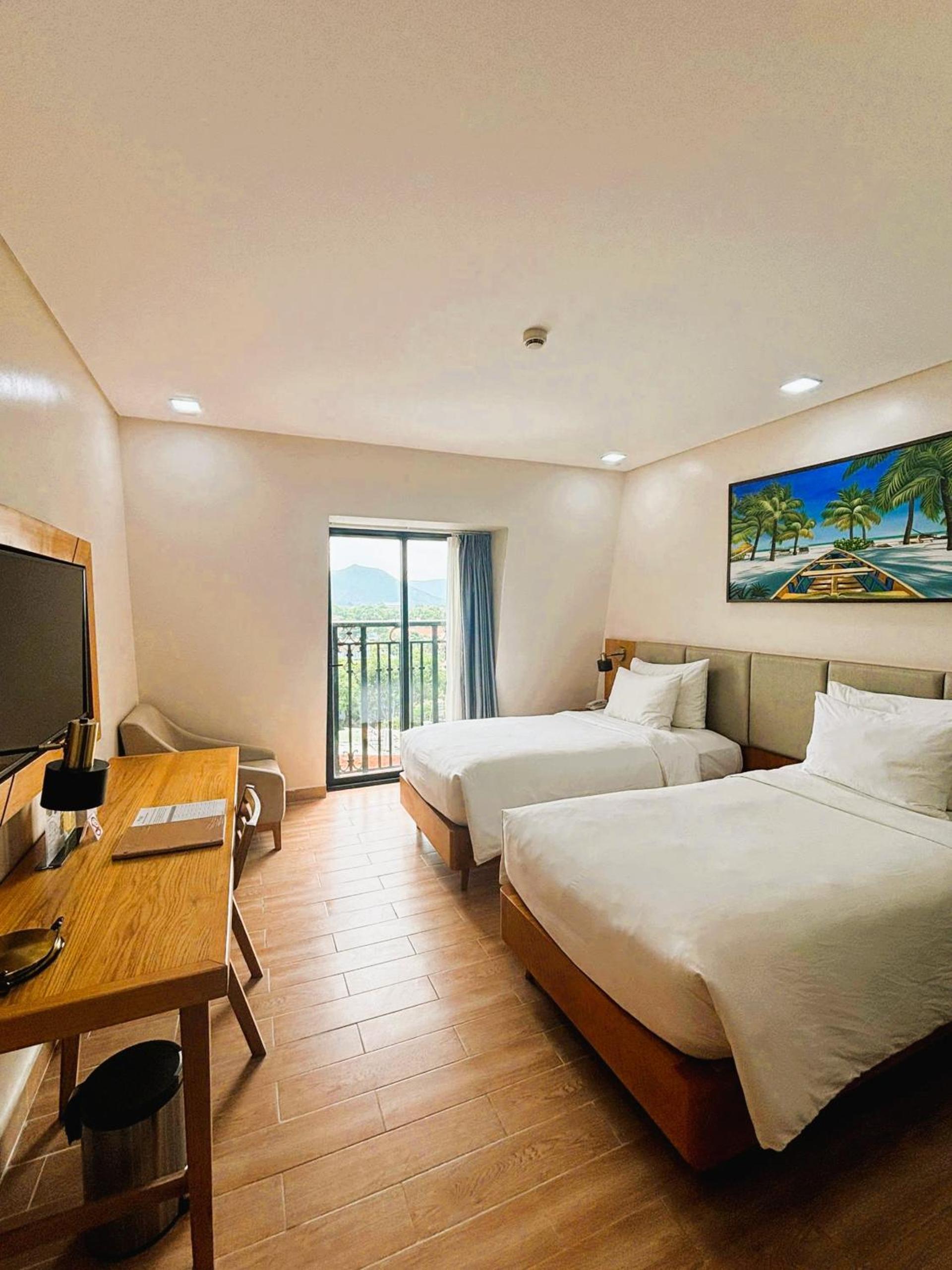 Deluxe Twin Room with Sea View - Photo 10