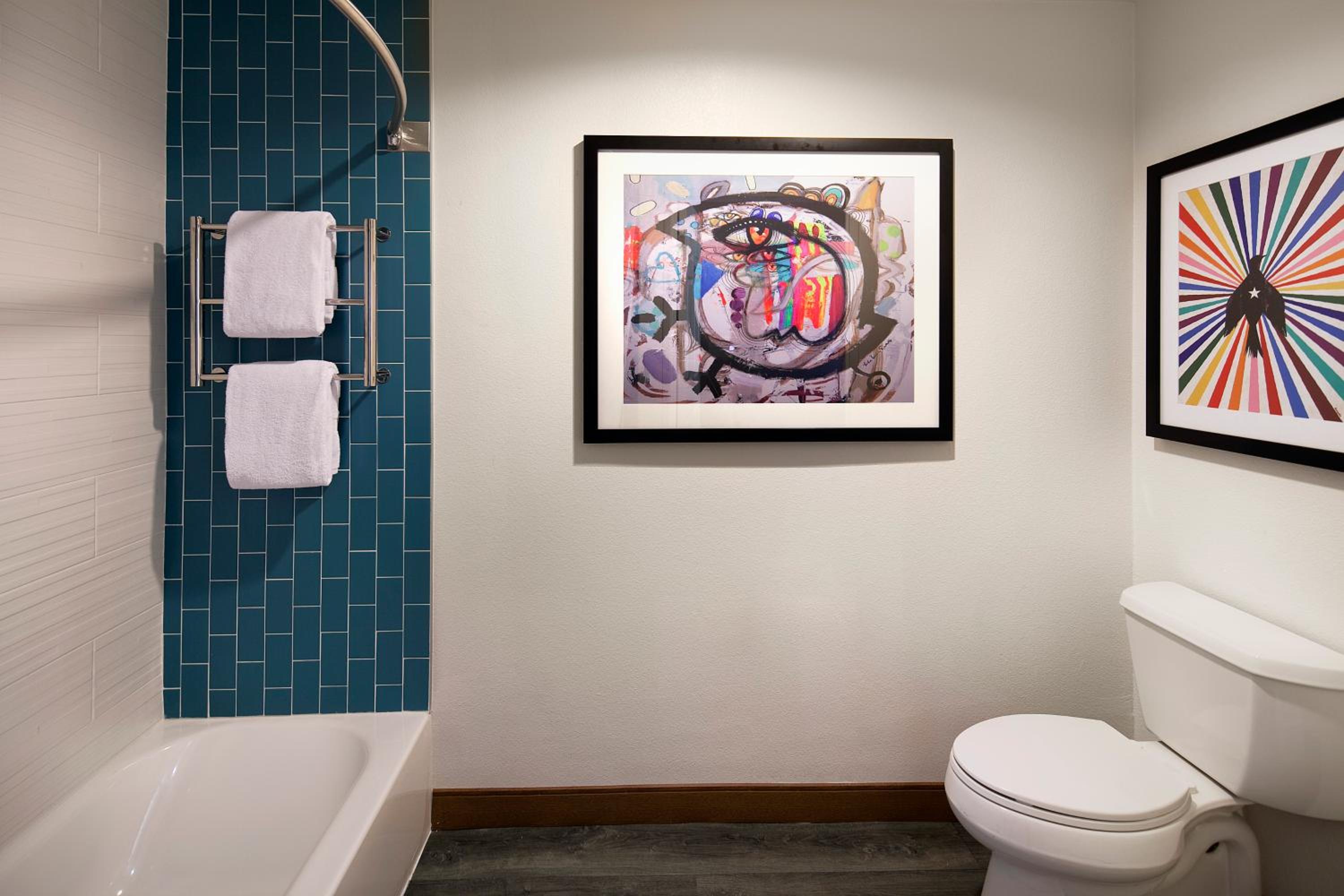 King Suite with Courtyard View thumbnail 5