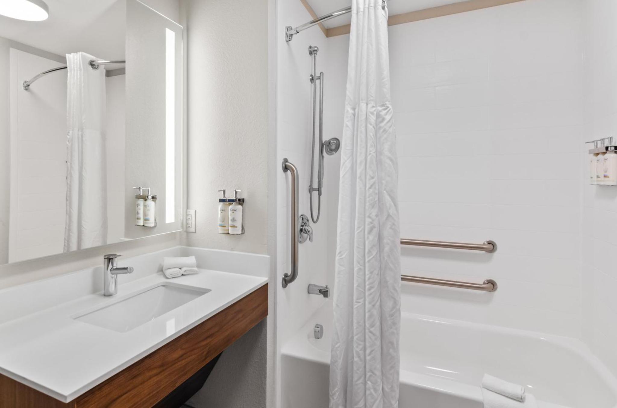 King Room - Mobility Access/Hearing Accessible - Photo 2