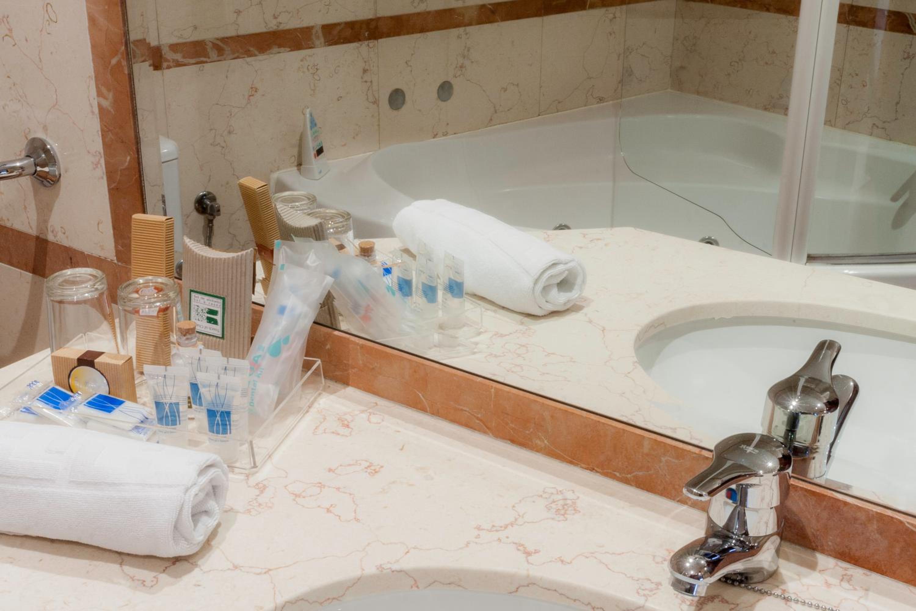 Deluxe Double Room with Spa Bath  - Photo 9