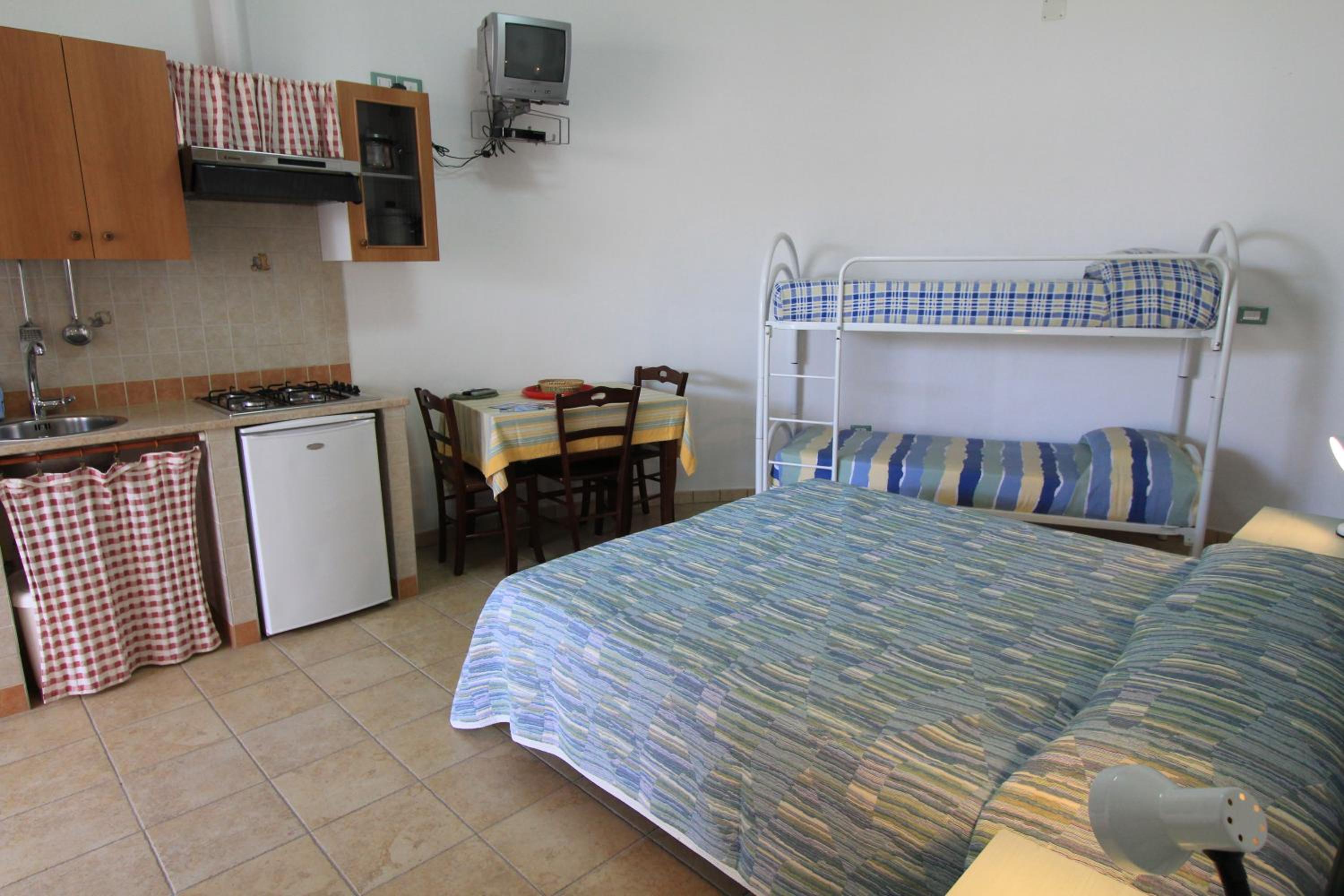Quadruple Room with Private Bathroom photo 3