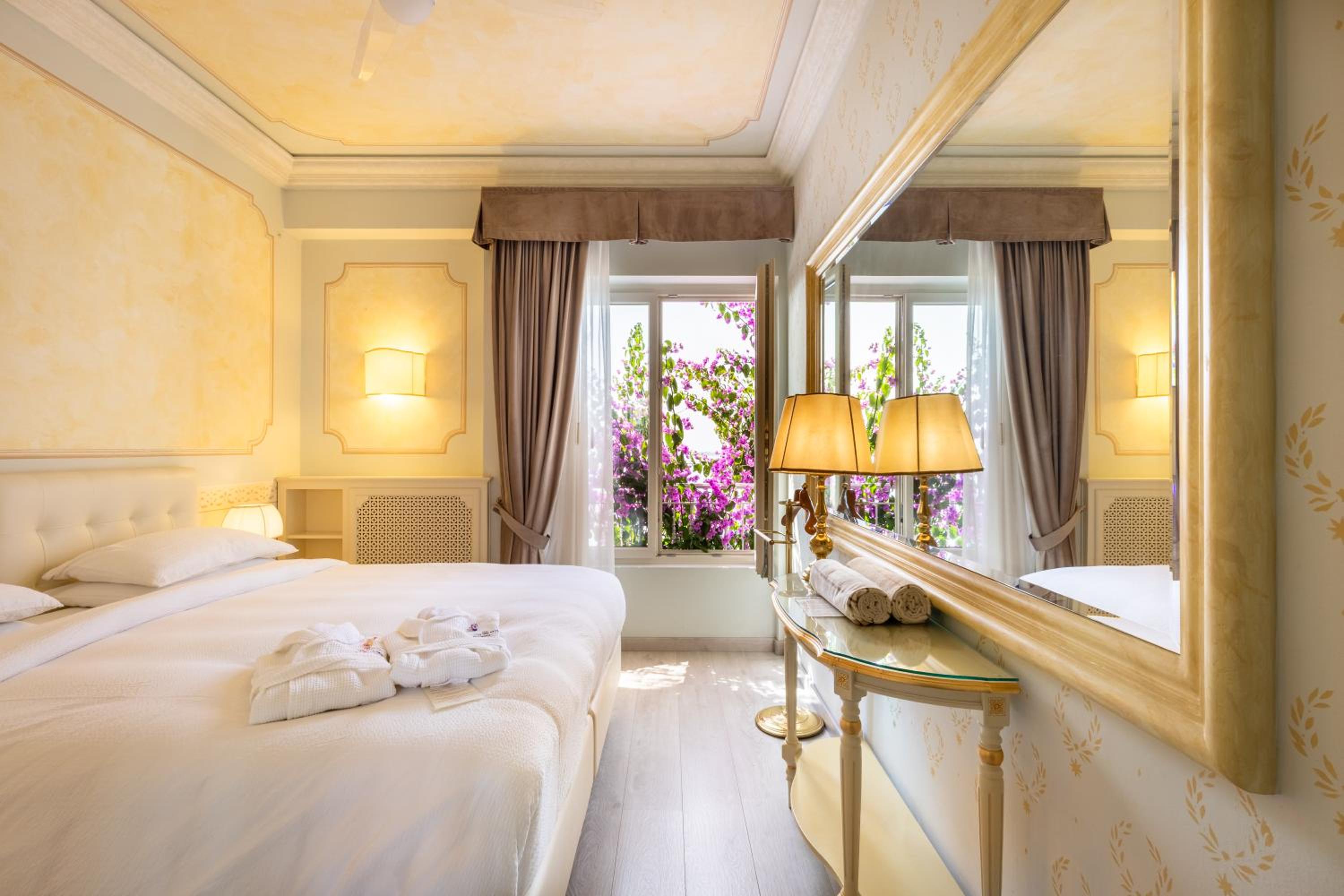 Family Suite with Balcony - Photo 4