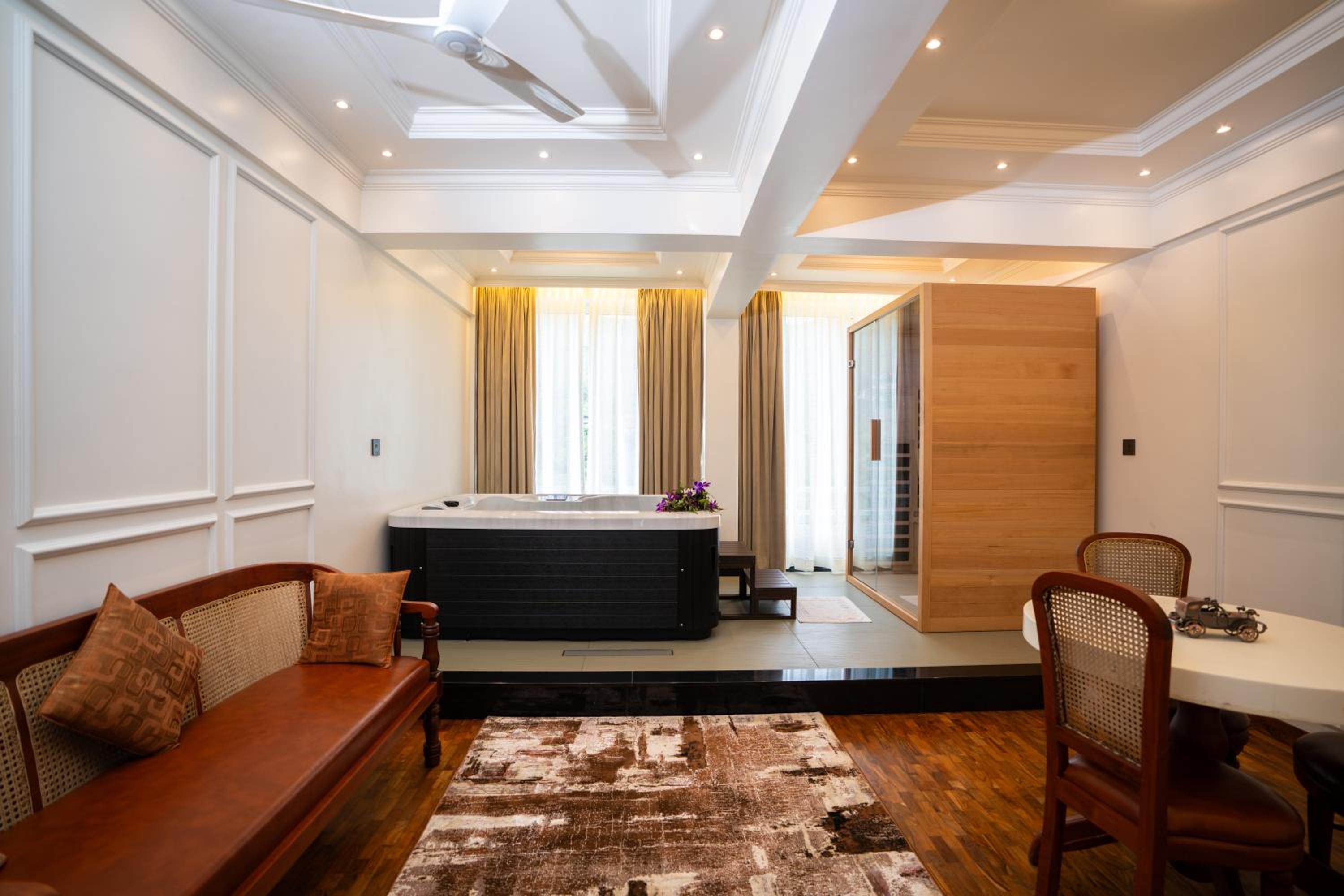 King Suite with Balcony photo 2