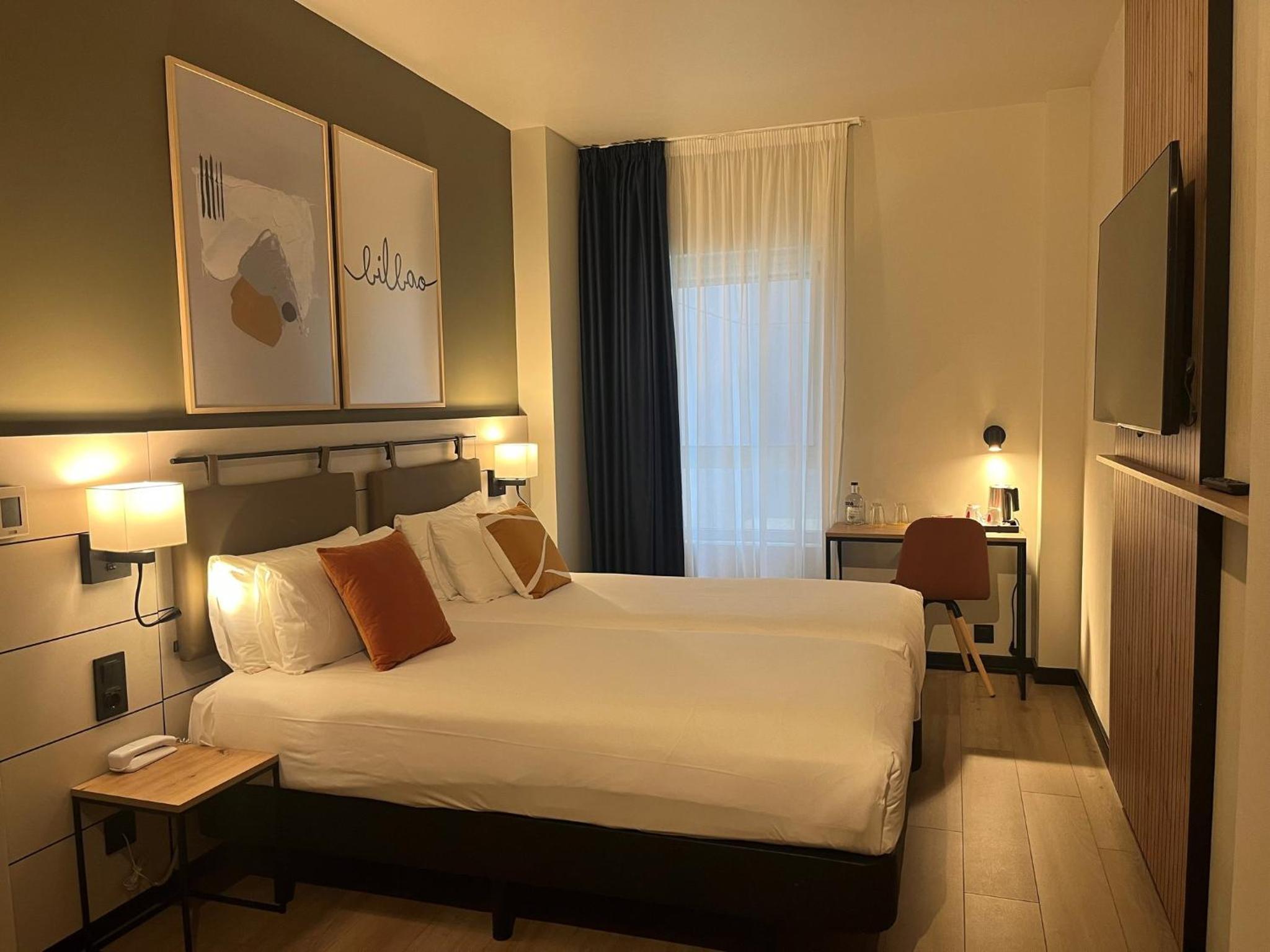 Standard Twin Room - Photo 4