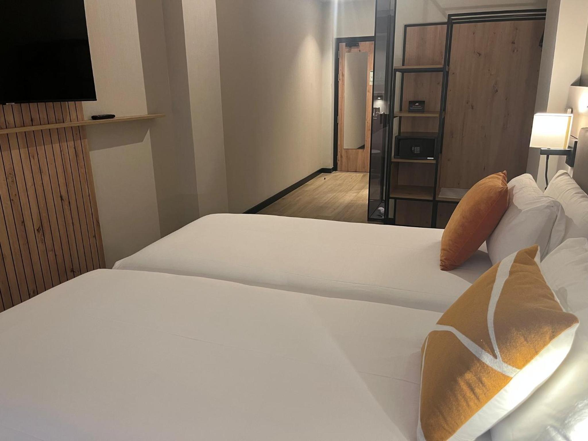 Standard Twin Room - Photo 5