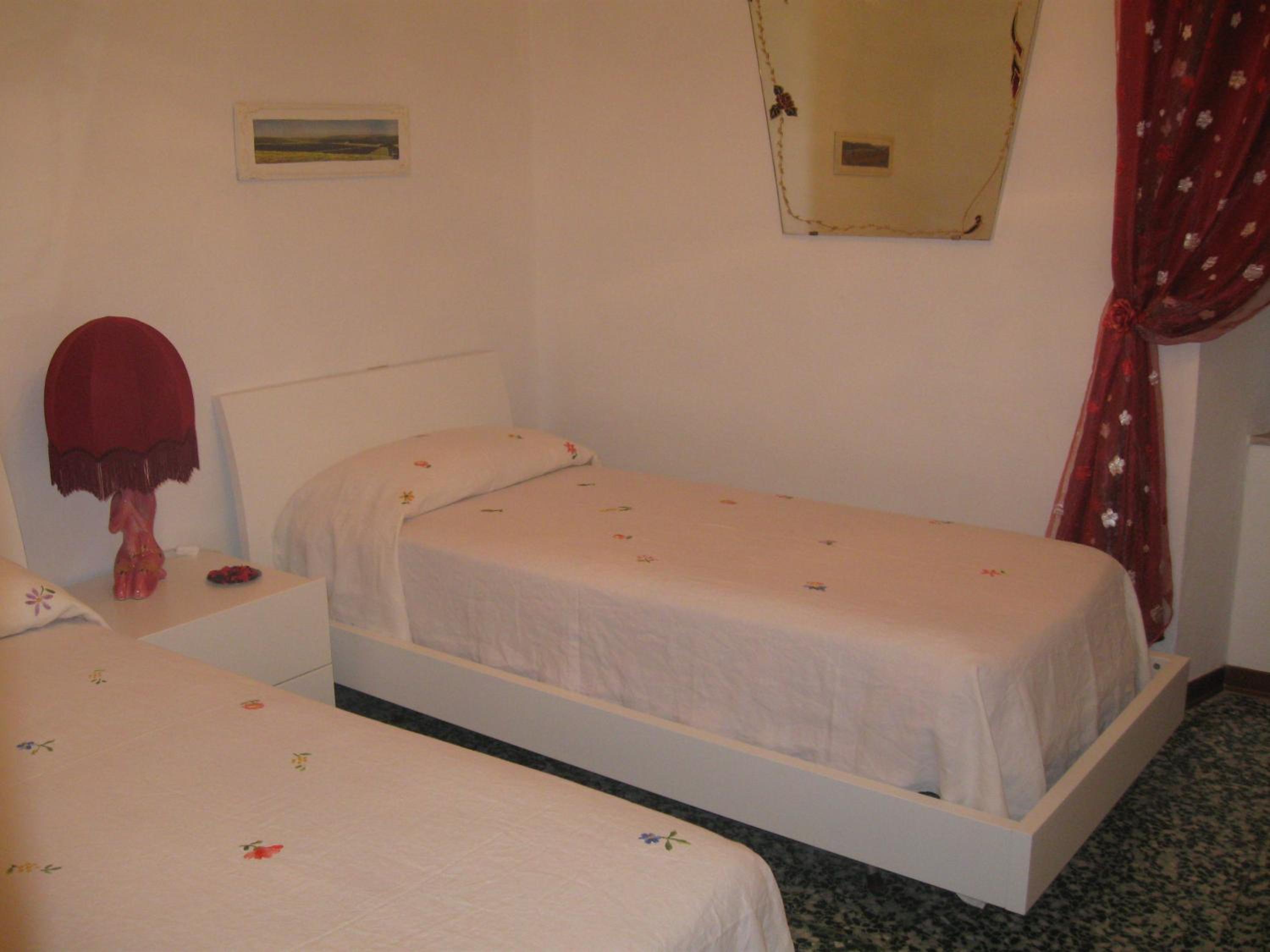 Double or Twin Room with Private Bathroom - Photo 2