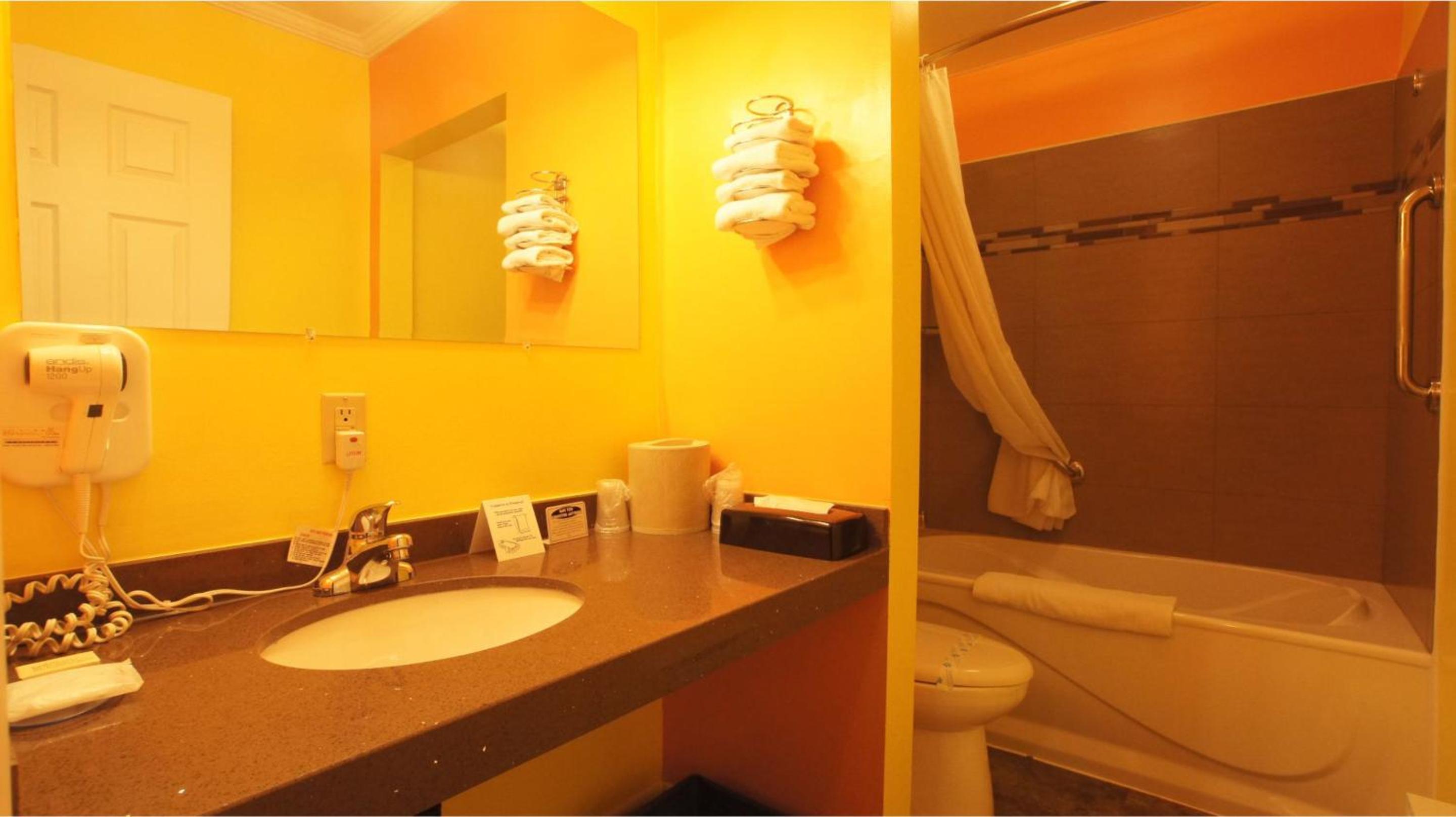Queen Room with Two Queen Beds photo 1