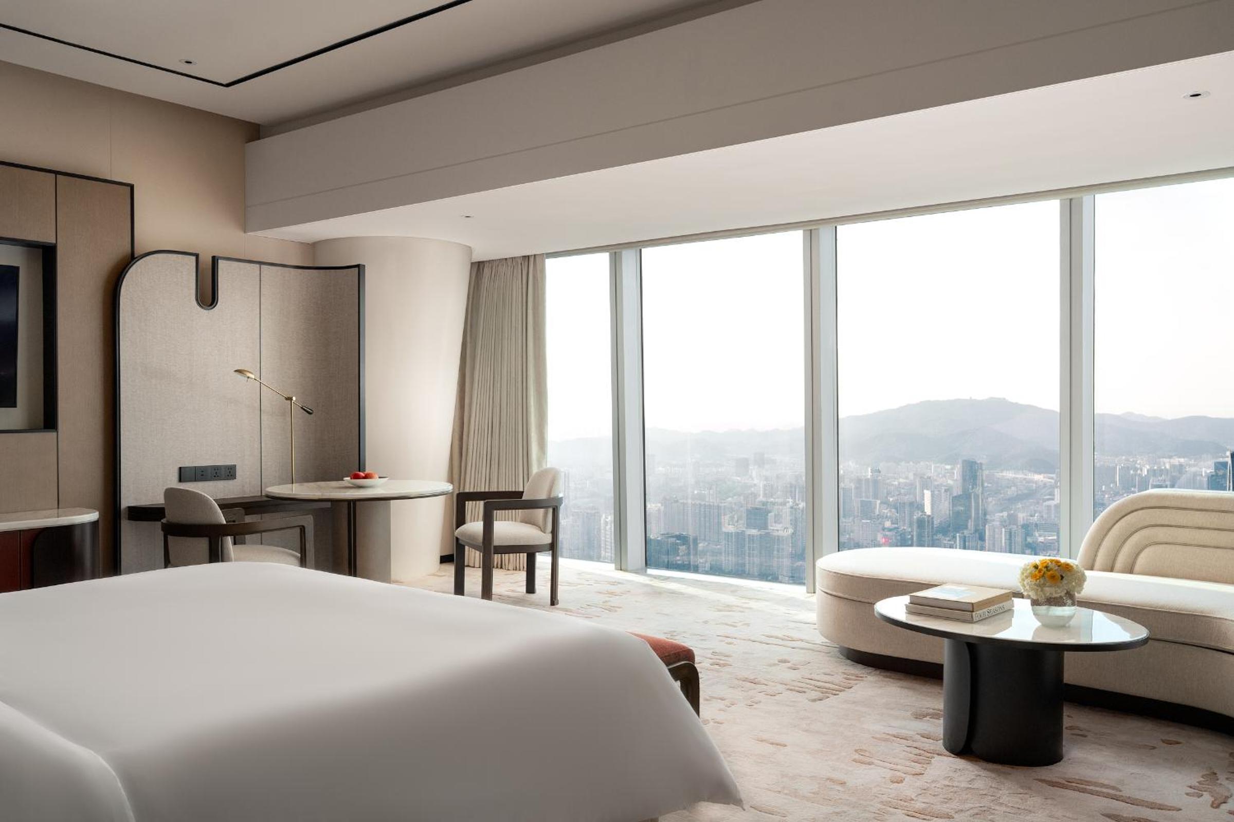 Skyline City View Room With Windowside Bathtub King