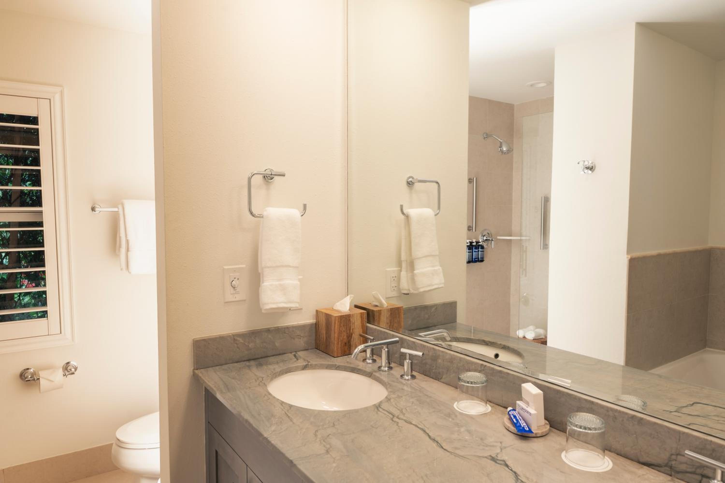 1 King Bed Suite Plumeria Oceanfront photo 1