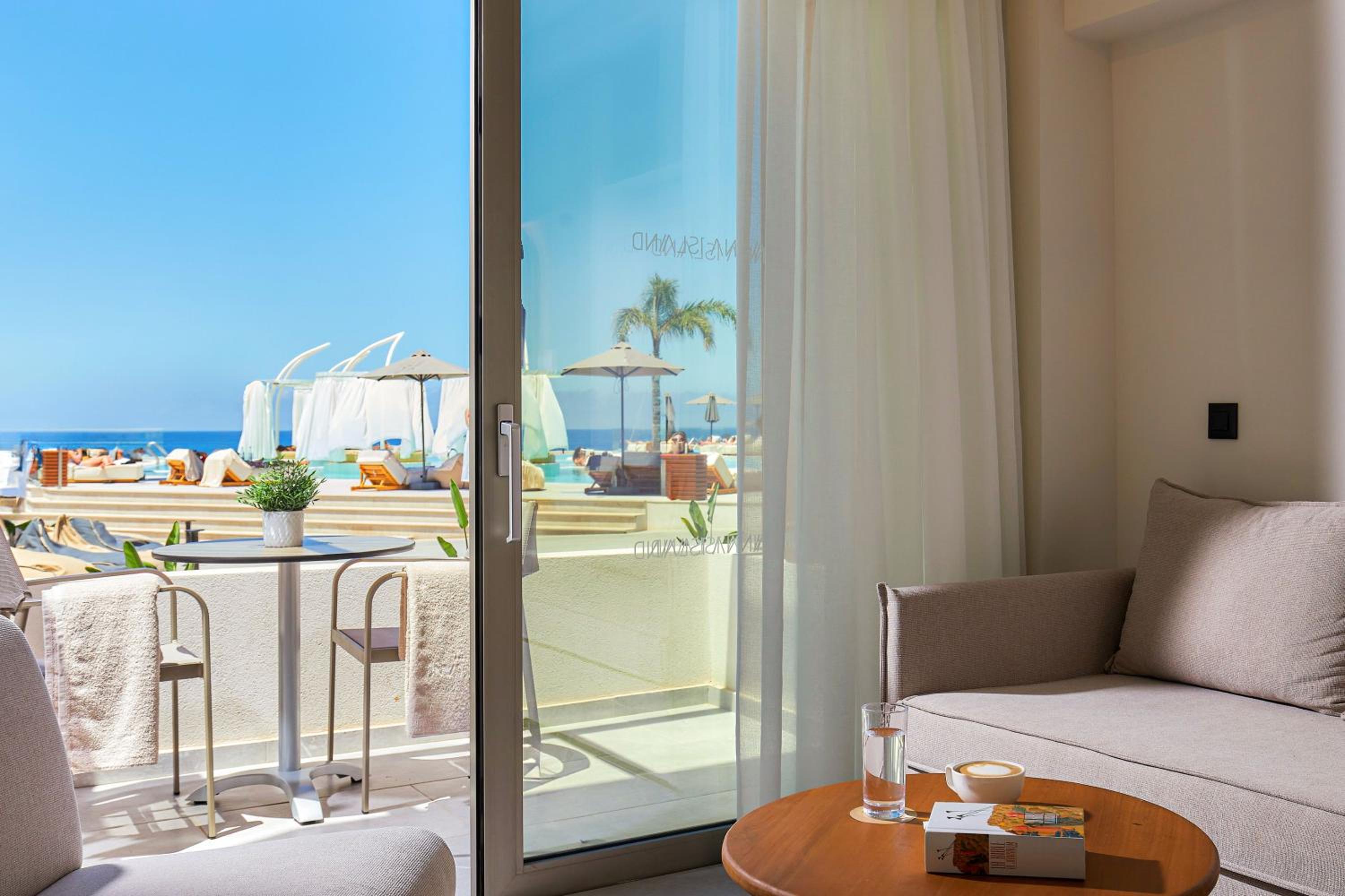 Superior Double Room with Side Sea View photo 2