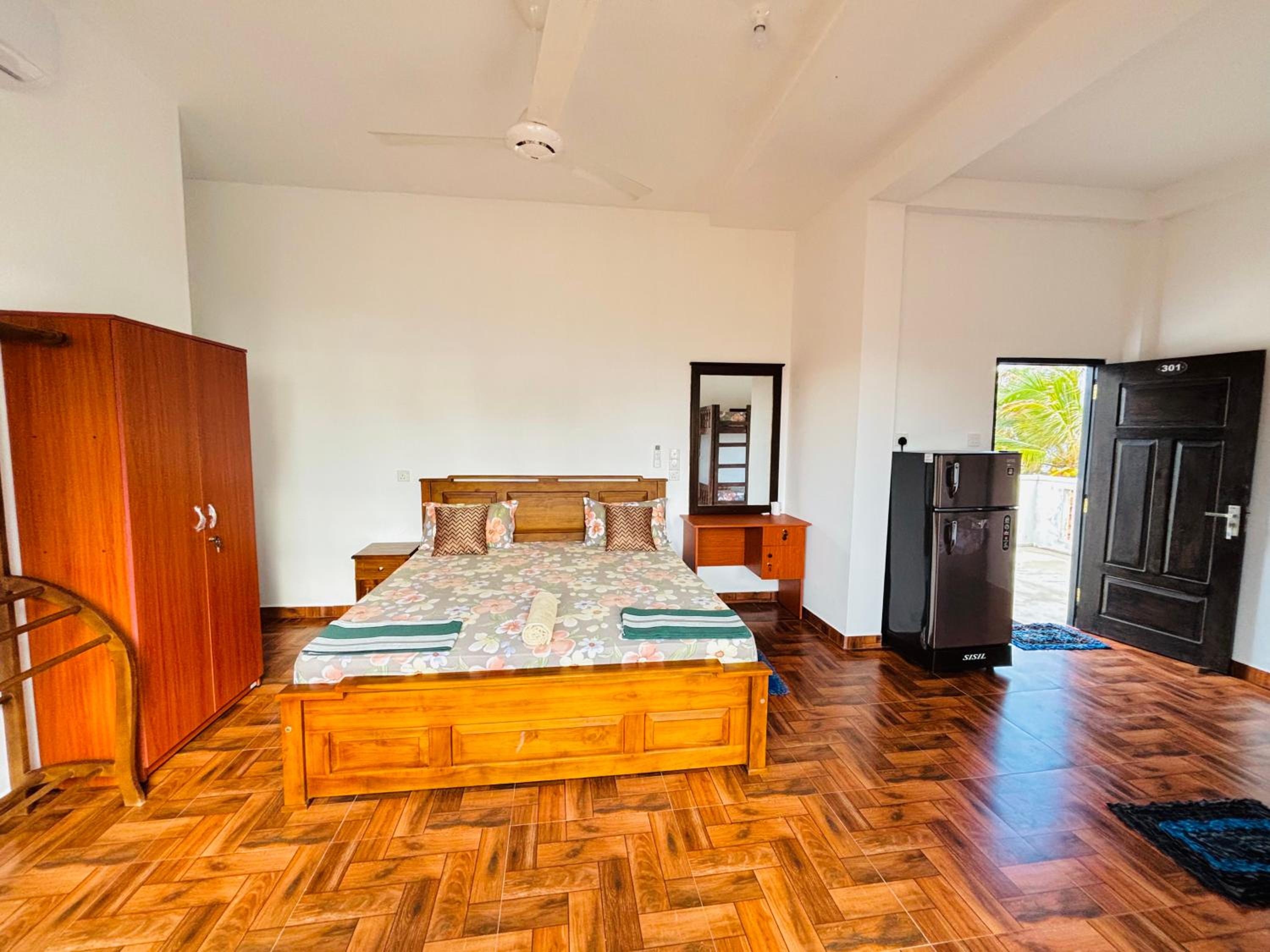 One-Bedroom Apartment with Sea View and Terrace - Photo 7