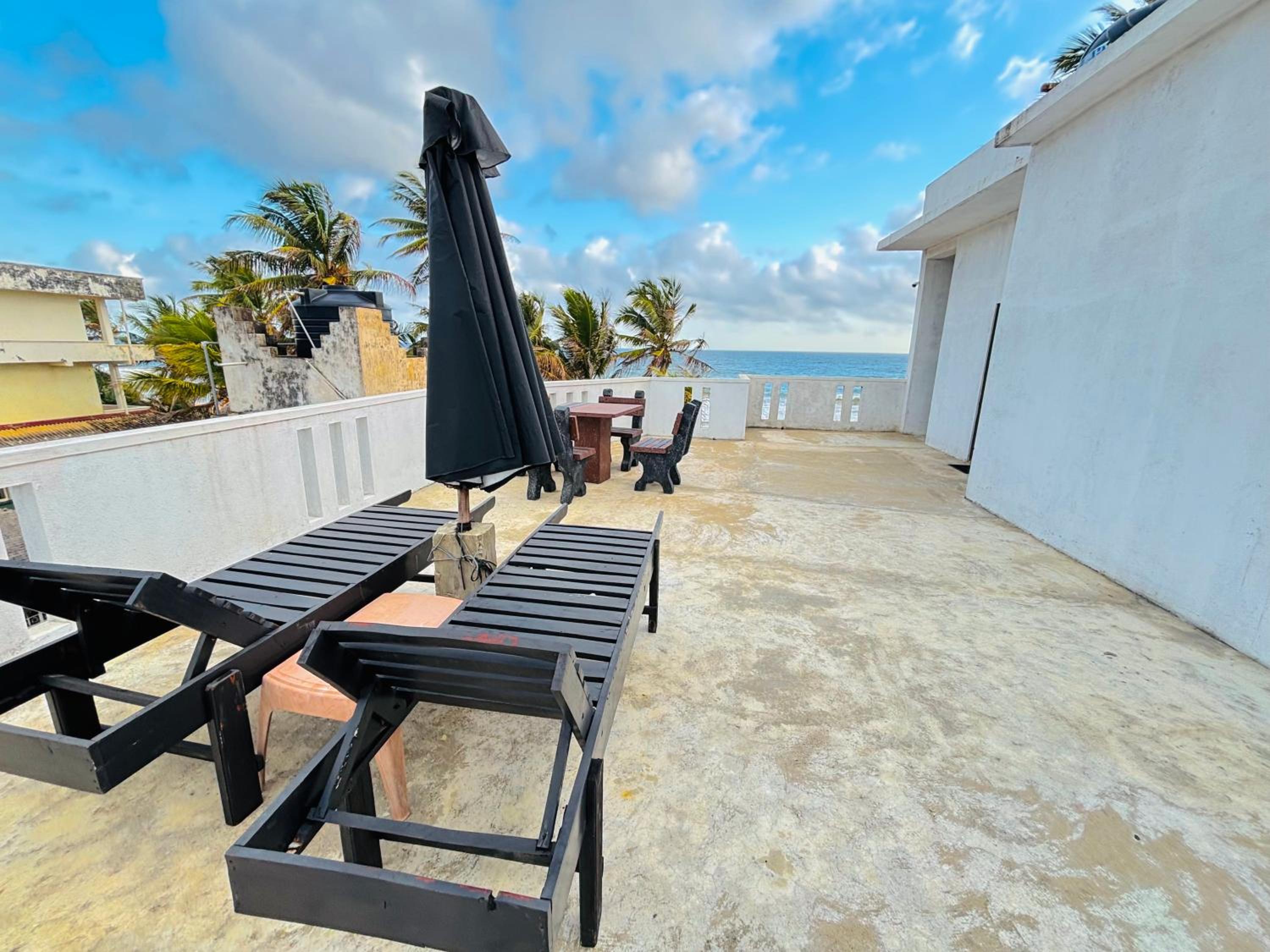 One-Bedroom Apartment with Sea View and Terrace - Photo 2