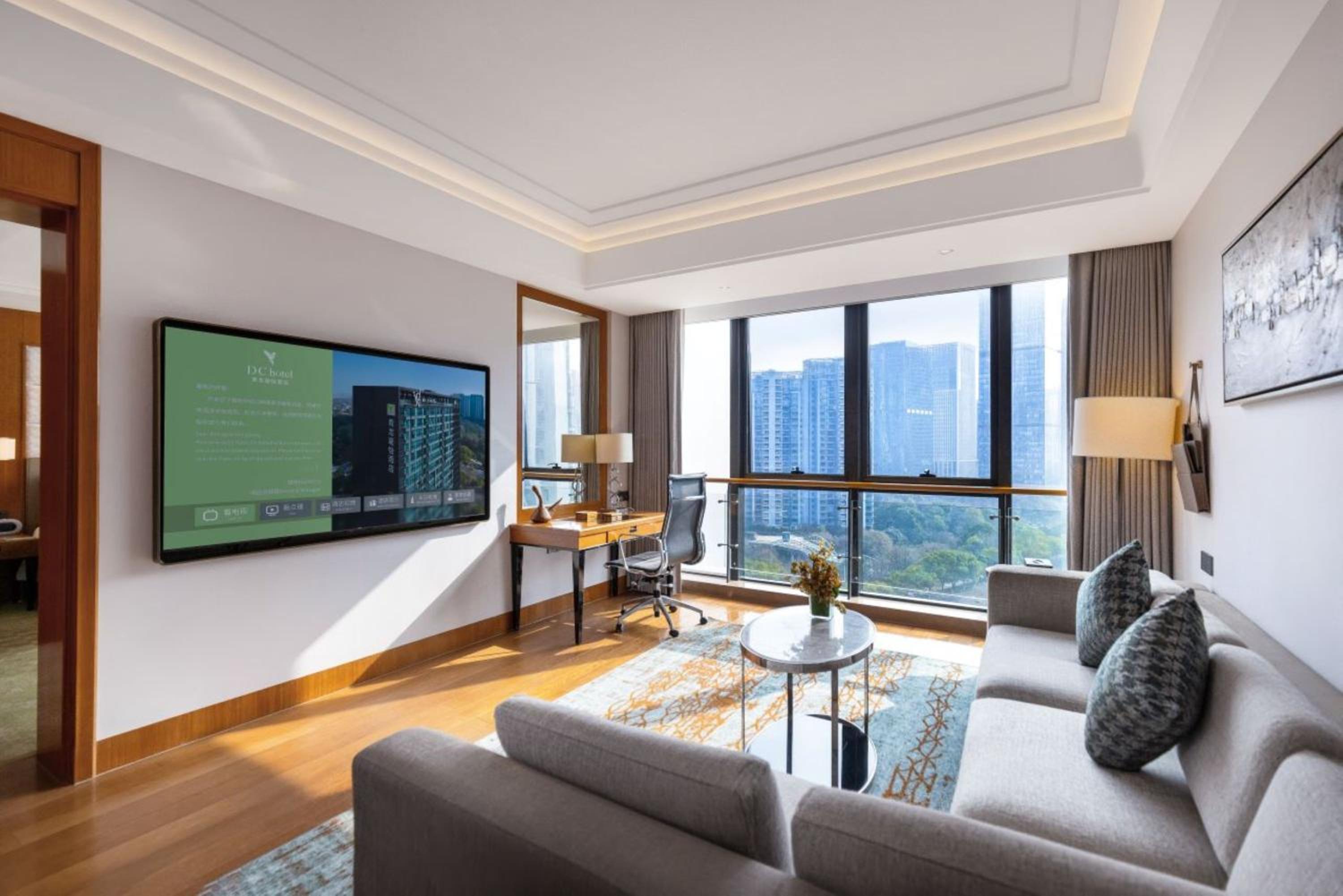 Deluxe King Suite photo 3