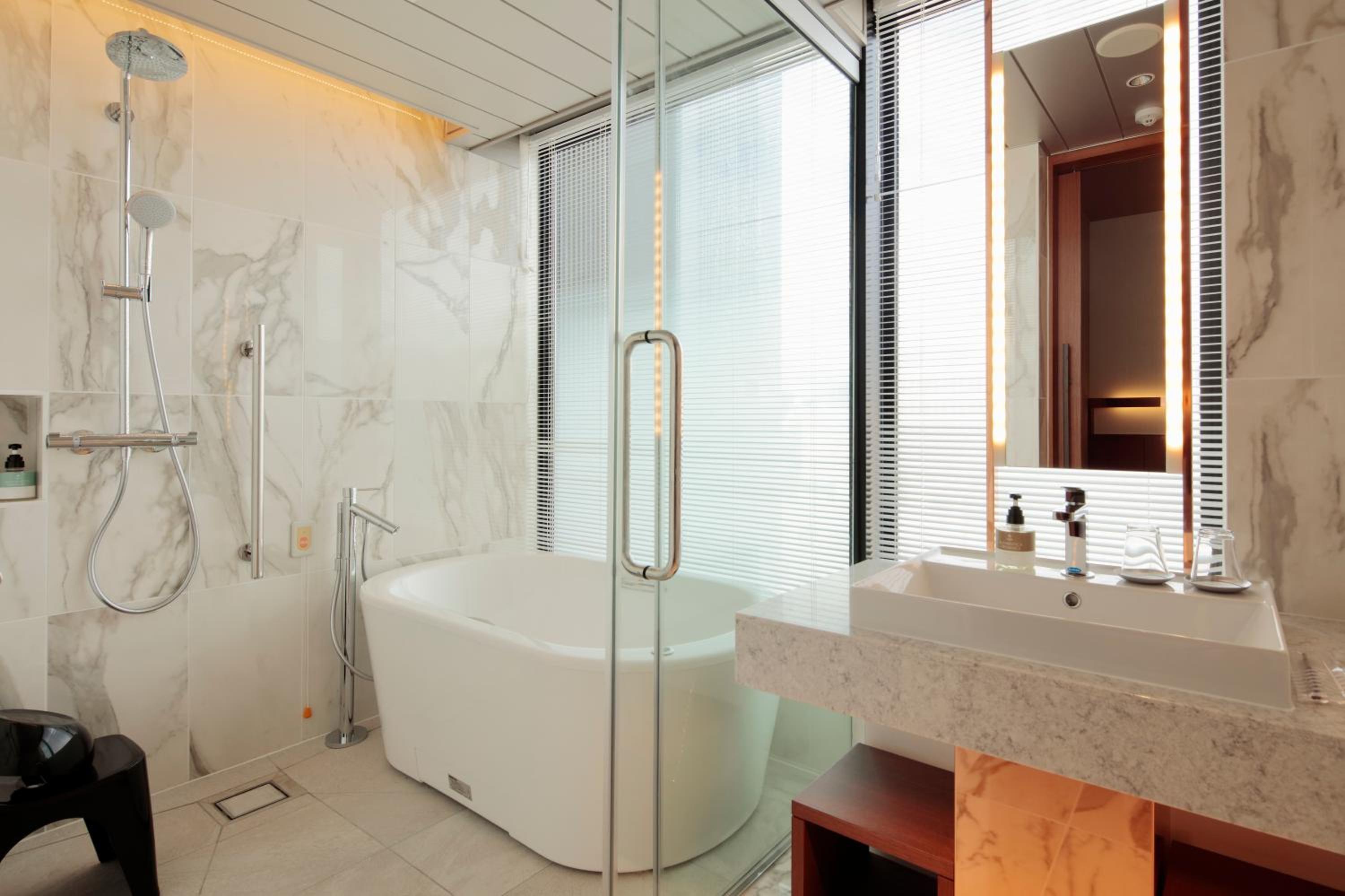 Twin Room with Sofa Bed and Bath with View - Non-Smoking - Photo 4