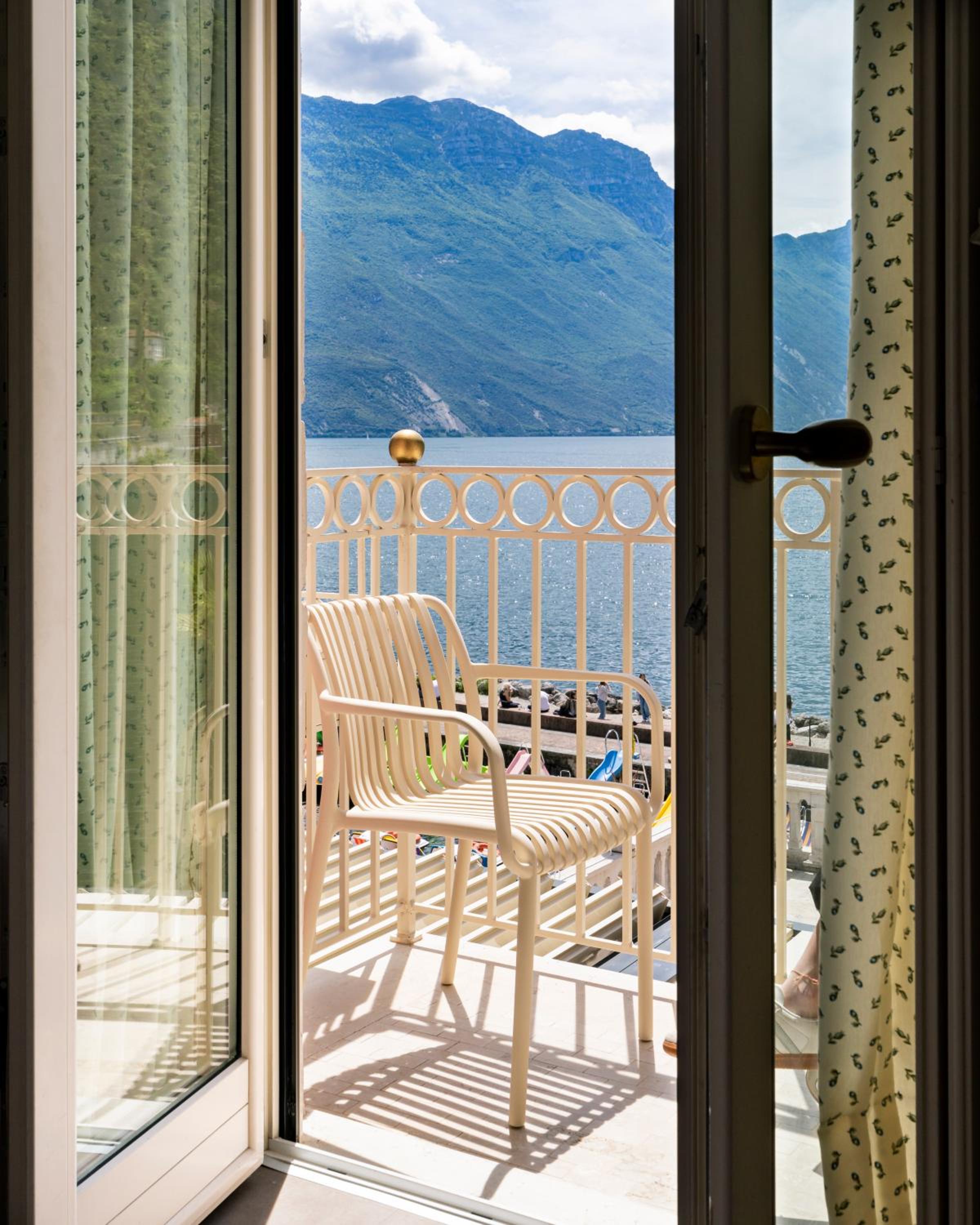 One-Bedroom Apartment with Lake View