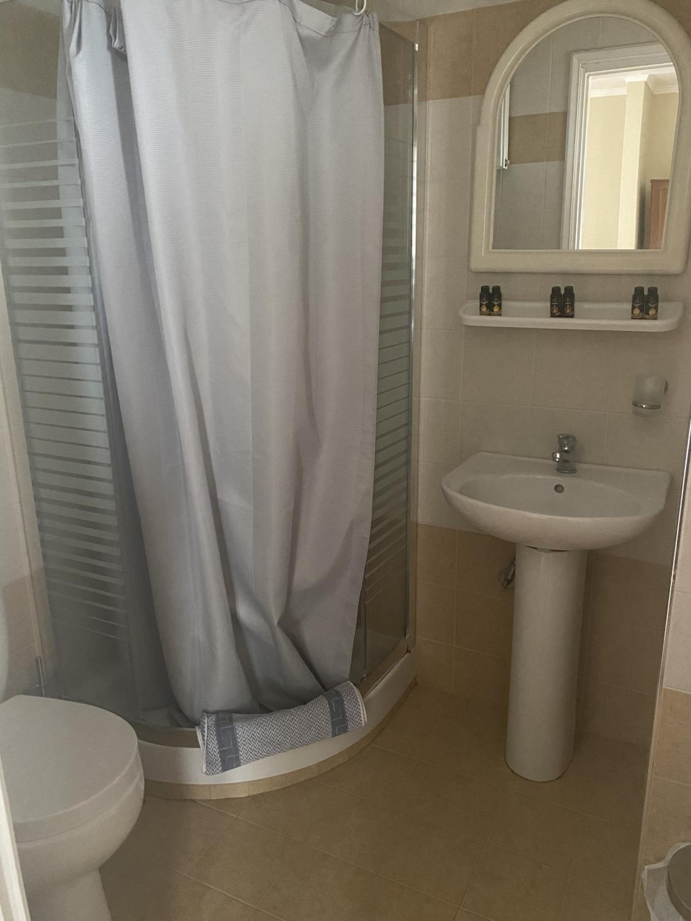 Double or Twin Room with Lake View - Photo 2