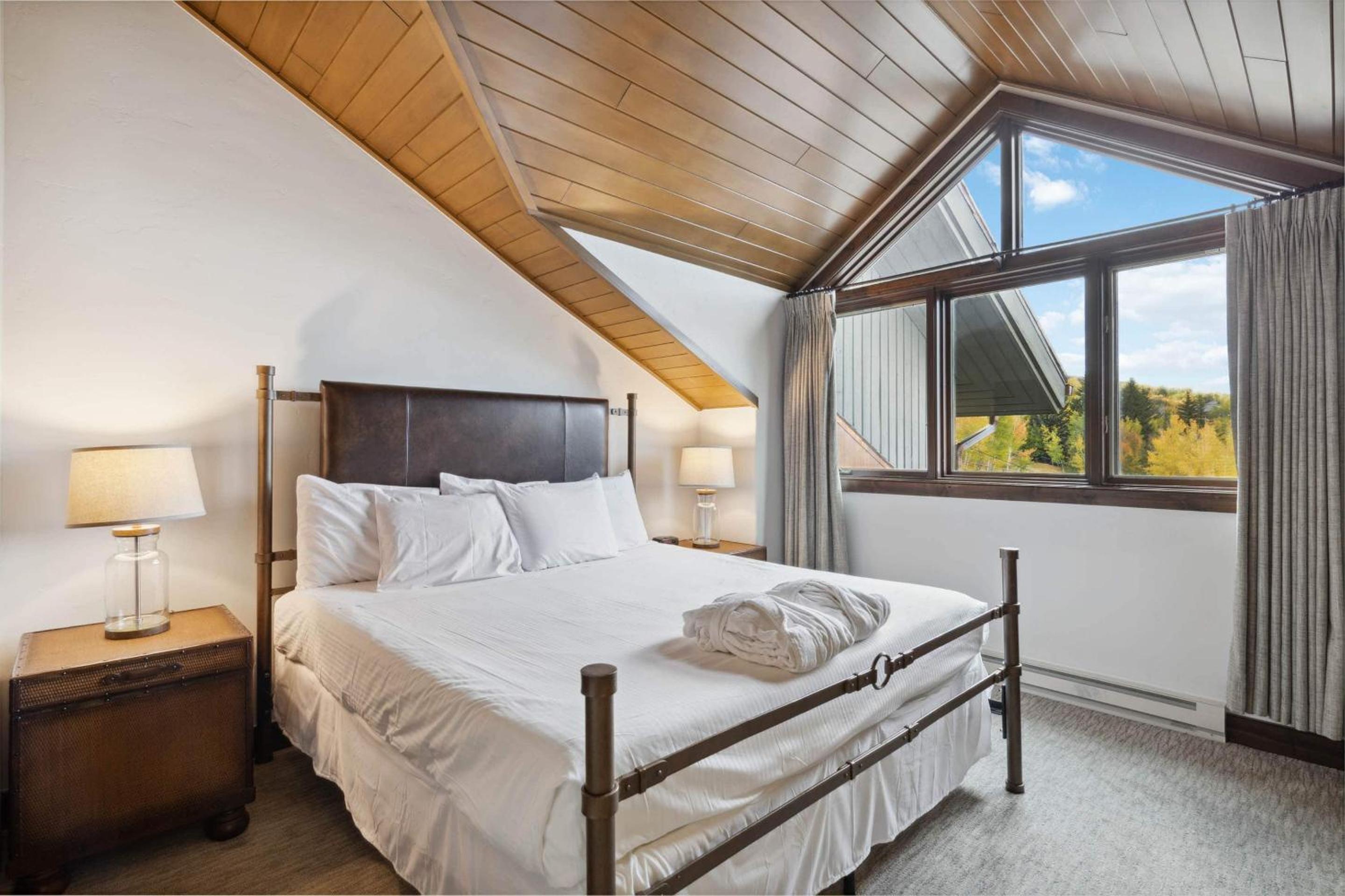 Three-Bedroom Apartment with Mountain View photo 1