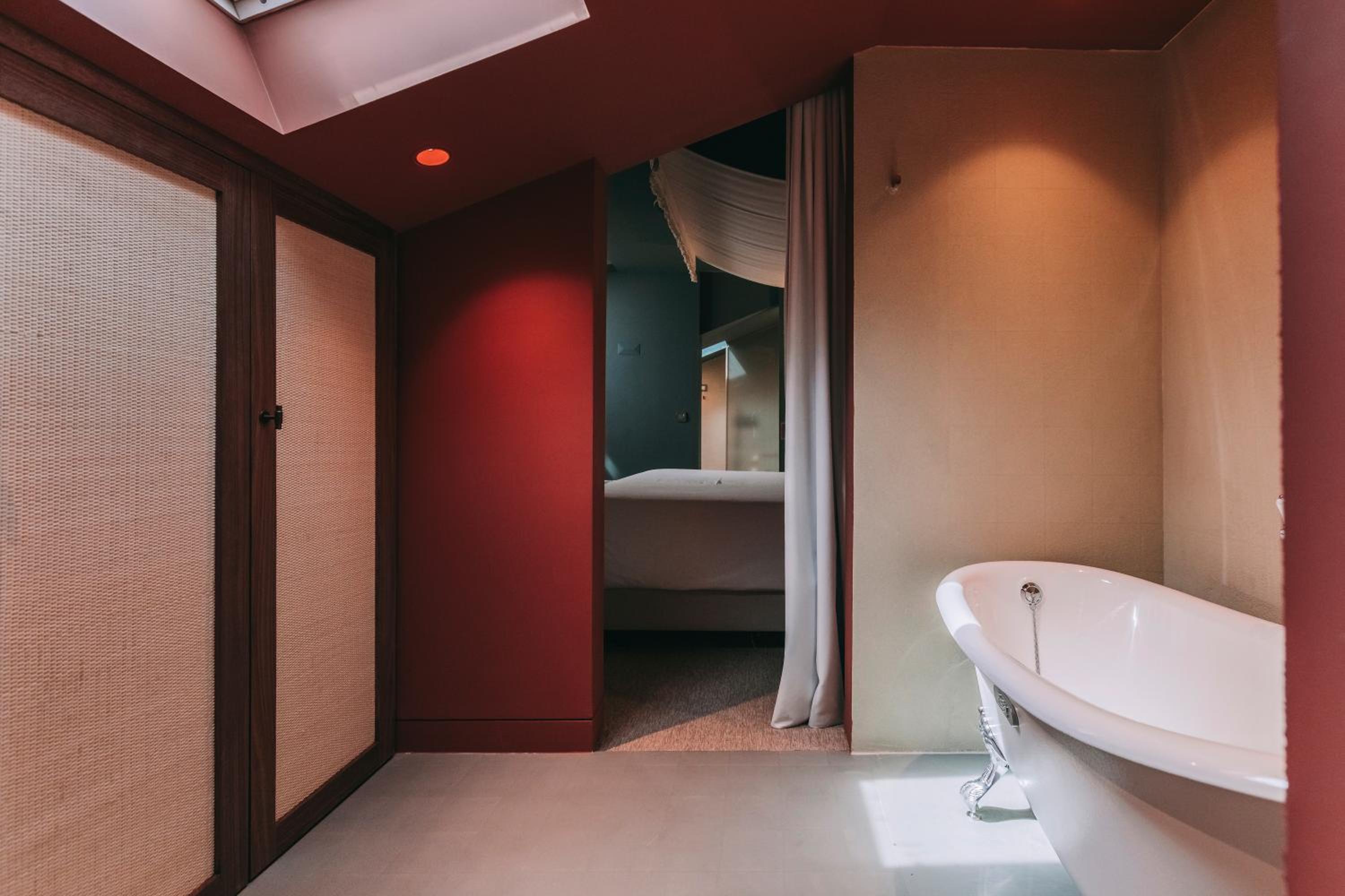 Junior Suite with Bathtub - Photo 1