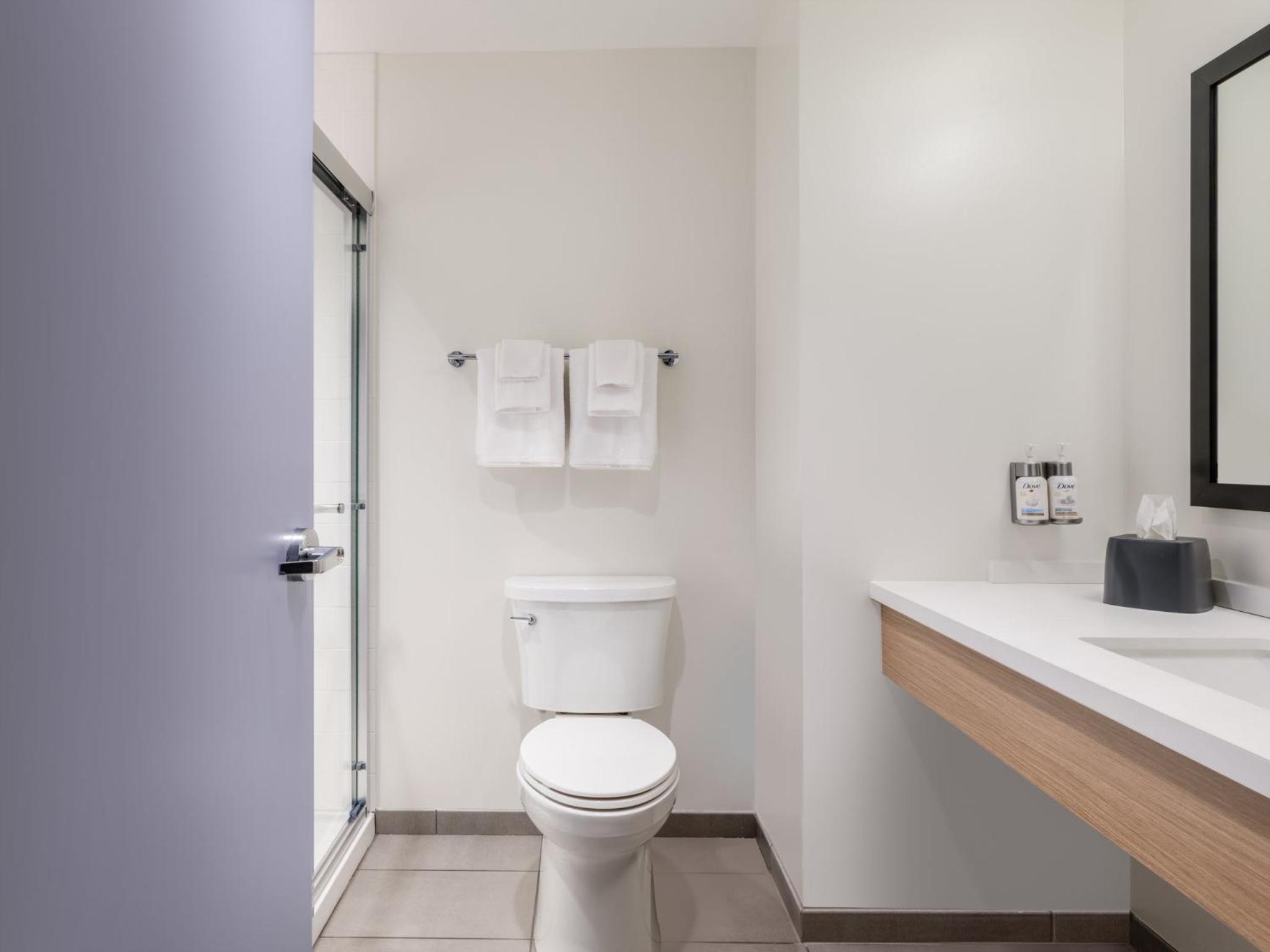 Standard Queen Room with Two Queen Beds and Shower - Communications and Mobility Access photo 2