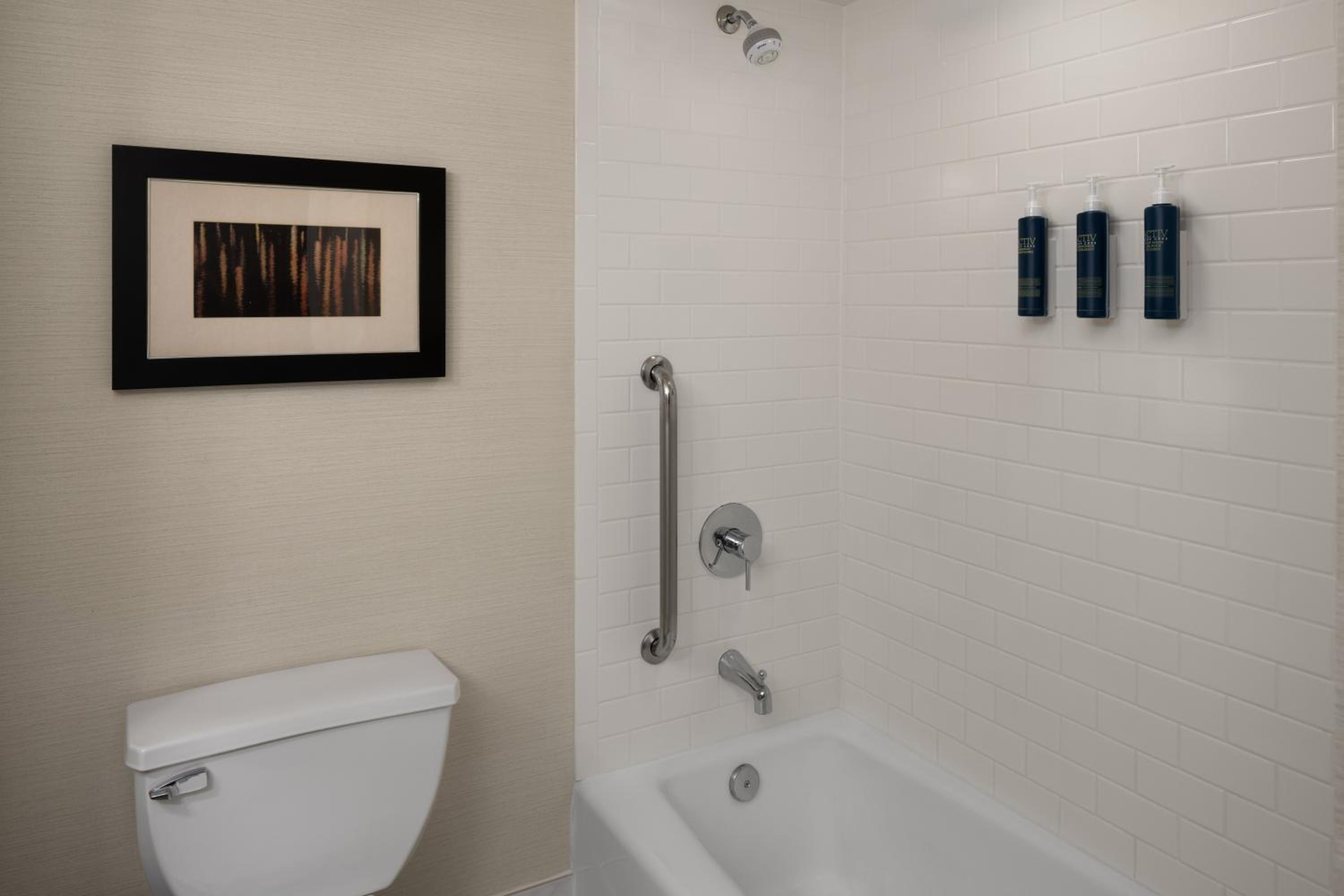 Queen Room with Two Queen Beds  and Adapted Tub - Mobility and Hearing Accessible - Photo 2