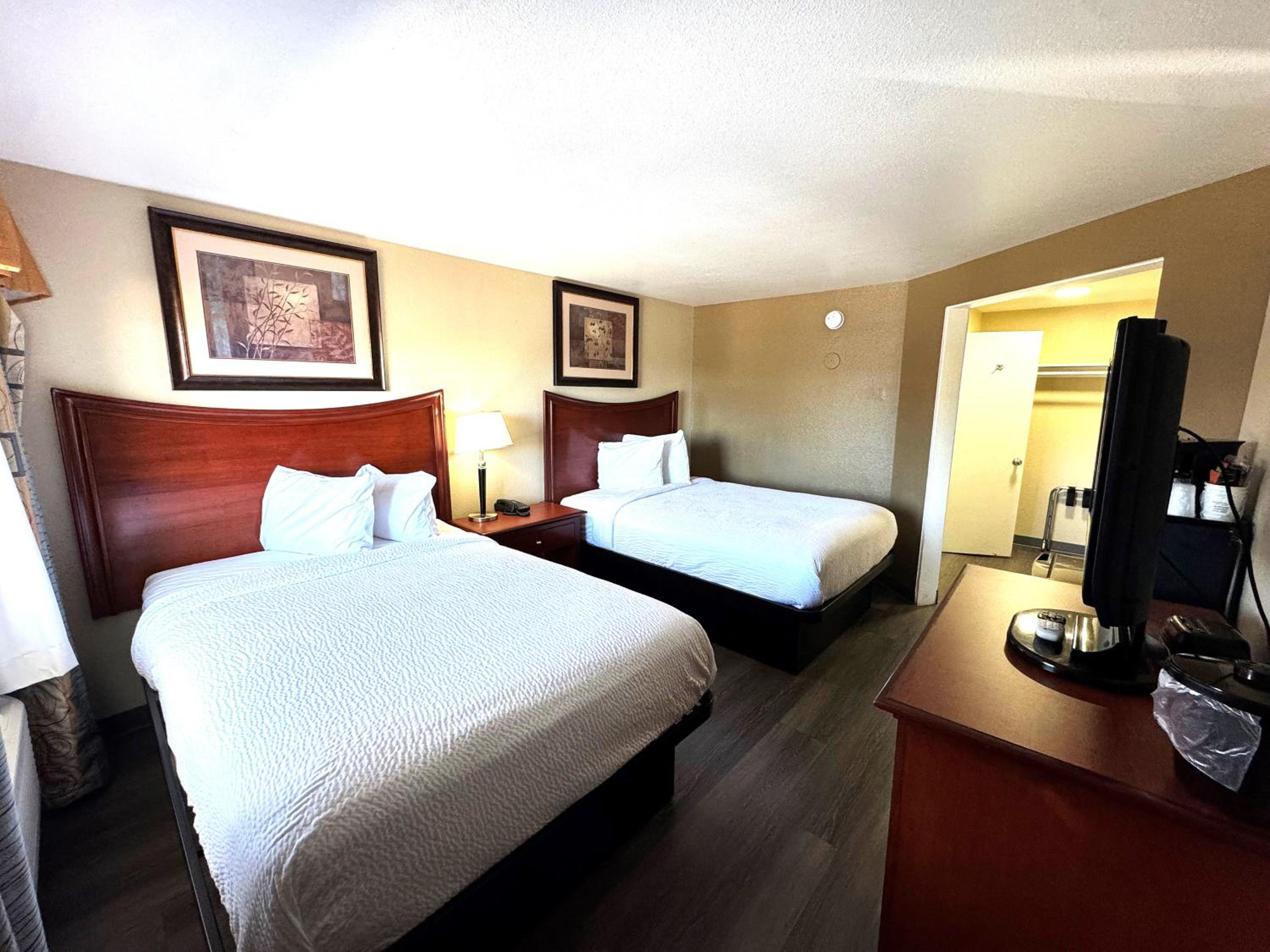 Double Room with Three Double Beds - Non-Smoking photo 2